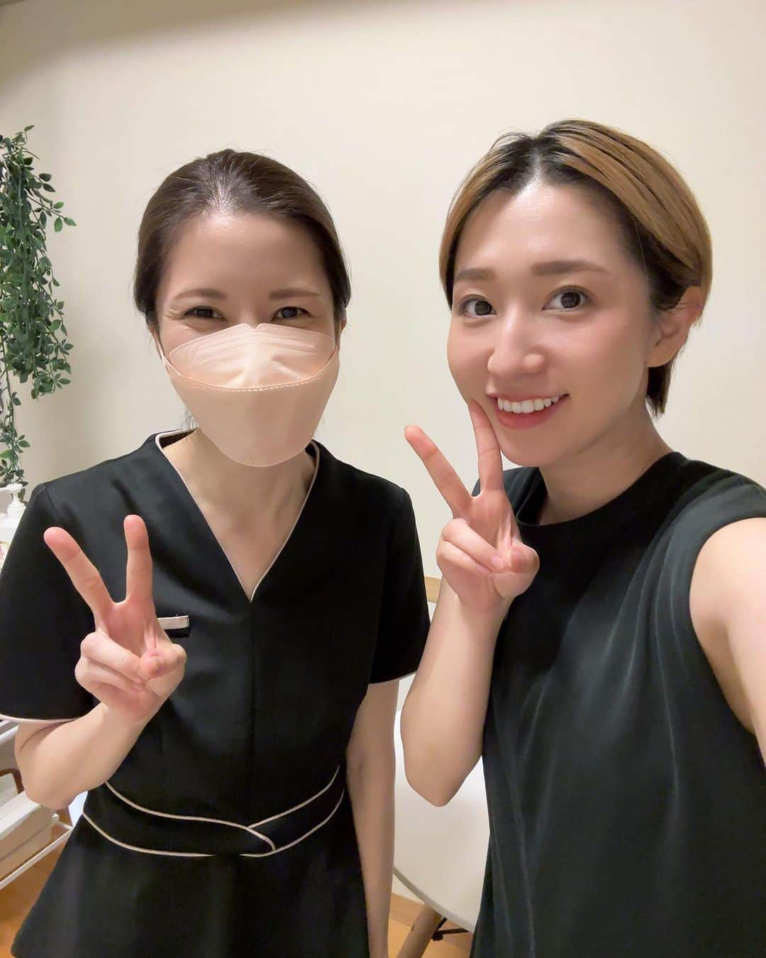 片山陽加さんのインスタグラム写真 - (片山陽加Instagram)「✤  先日、凝り固まった頭をほぐしに ドライヘッドスパへ✨  日々のパソコン作業とスマホの見過ぎで 目からの疲れが頭のこりにも繋がってるよな って思いつつやめられず、、、 自分メンテナンス😊  気さくに悩みとか話を聞いてくれて お部屋も落ち着ける癒し空間♡ 60分のドライヘッドスパ中、 いつのまにか夢の中へ💤 程よい力加減でもみほぐしてくれて 終わった後は目も開きやすくなって 疲れていた目元がスッキリしたし 頭の横のサイズも触った感じだけど 小さくなっててびっくり😳  個人的意見だけど、 デスクワークなどでお疲れの方に ドライスパはオススメ✨  ピーリングの方も気になるなぁ〜  私のInstagramを見て来店すると 30分体験コースをのぞく、 メニュー全て30%OFFになるって✨  PR @tenshino_tsuyahada #ハーブピーリング #ルヴィ #毛穴ケア #くすみ解消 #ヘッドスパ #むくみ解消 #天使の艶肌 #新宿エステ」8月20日 15時50分 - haachandyoo