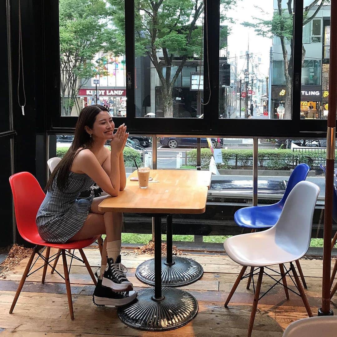 飛鳥凛さんのインスタグラム写真 - (飛鳥凛Instagram)「最近ゲリラ豪雨多いですよね…☔️  この間晴れ予報だったのに急に暗くなり出してポッと雨粒があたり目の前にあったカフェへ入ると外は少し前の見通しが悪くなるほどの豪雨に😢  傘を持たない人は着水したみたいになってた👙💦 やっぱり折り畳み傘は必須だな…日傘は持ち歩いてるけど骨が弱いので強固なやつ新調しようか悩み中☁️  雨宿りで駆け込んだカフェで夜ご飯の予約電話中☎️の写真🤳撮られてた👸笑 真顔だと不機嫌顔なの😑やだなぁ。  私服は#zara #sale で購入した¥1200円のワンピースに　#korea #コンバース #厚底スニーカー 可愛くてお気に入り💕やっぱり白も買えばよかった😭」8月20日 15時43分 - rin_asuka0328