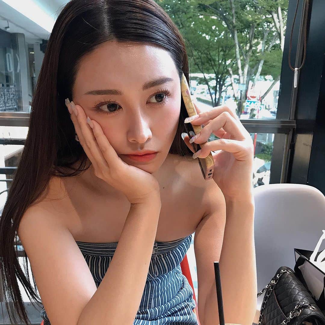 飛鳥凛さんのインスタグラム写真 - (飛鳥凛Instagram)「最近ゲリラ豪雨多いですよね…☔️  この間晴れ予報だったのに急に暗くなり出してポッと雨粒があたり目の前にあったカフェへ入ると外は少し前の見通しが悪くなるほどの豪雨に😢  傘を持たない人は着水したみたいになってた👙💦 やっぱり折り畳み傘は必須だな…日傘は持ち歩いてるけど骨が弱いので強固なやつ新調しようか悩み中☁️  雨宿りで駆け込んだカフェで夜ご飯の予約電話中☎️の写真🤳撮られてた👸笑 真顔だと不機嫌顔なの😑やだなぁ。  私服は#zara #sale で購入した¥1200円のワンピースに　#korea #コンバース #厚底スニーカー 可愛くてお気に入り💕やっぱり白も買えばよかった😭」8月20日 15時43分 - rin_asuka0328