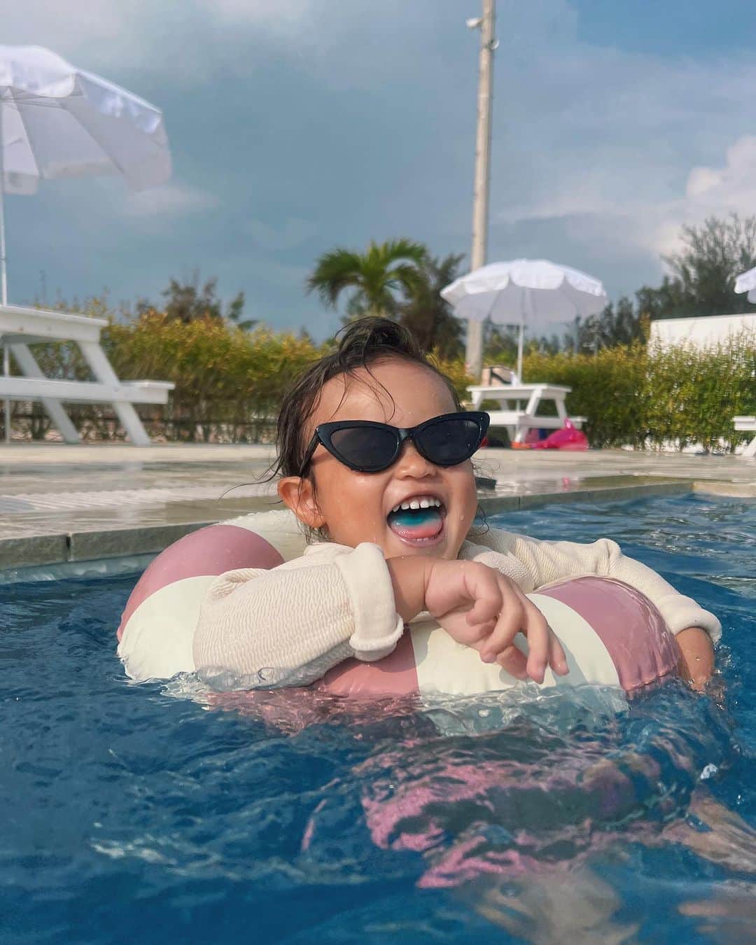 里見茜さんのインスタグラム写真 - (里見茜Instagram)「インスタが子供で溢れている夏休み。 ３日目はかりゆしビーチへ。 ここは沖縄に来たらよく行くんだけど、プールとビーチが繋がっていて、ビーチアスレチックができる場所もあったり✨  休憩所とかも充実してるから、家族連れには本当におすすめな場所⛱️  そしてマメオは初プール👦🏻♡ 入水時間約15分ほどでしたが、 5ヶ月にしてデビューを果たしたマメオはきっと逞しくなるでしょう🌊  #姉は潜水士になるのかな #次女はクールにかき氷 🍧 #のちに上機嫌 #個性溢れる#子供達 #沖縄#夏休み#かりゆしビーチ」8月20日 15時49分 - satomiakane