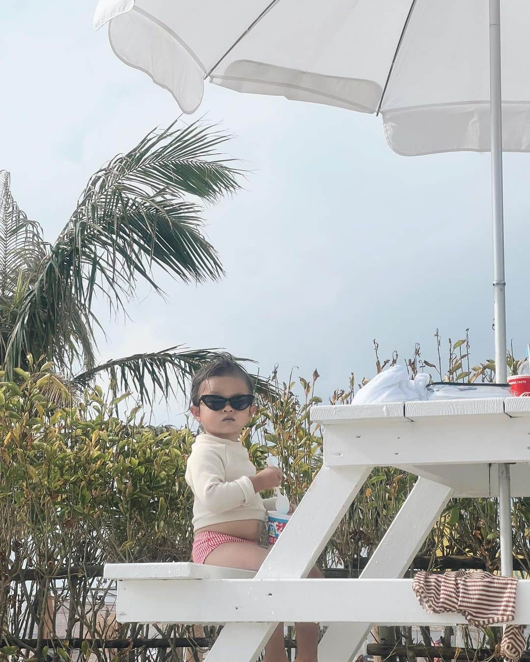 里見茜さんのインスタグラム写真 - (里見茜Instagram)「インスタが子供で溢れている夏休み。 ３日目はかりゆしビーチへ。 ここは沖縄に来たらよく行くんだけど、プールとビーチが繋がっていて、ビーチアスレチックができる場所もあったり✨  休憩所とかも充実してるから、家族連れには本当におすすめな場所⛱️  そしてマメオは初プール👦🏻♡ 入水時間約15分ほどでしたが、 5ヶ月にしてデビューを果たしたマメオはきっと逞しくなるでしょう🌊  #姉は潜水士になるのかな #次女はクールにかき氷 🍧 #のちに上機嫌 #個性溢れる#子供達 #沖縄#夏休み#かりゆしビーチ」8月20日 15時49分 - satomiakane