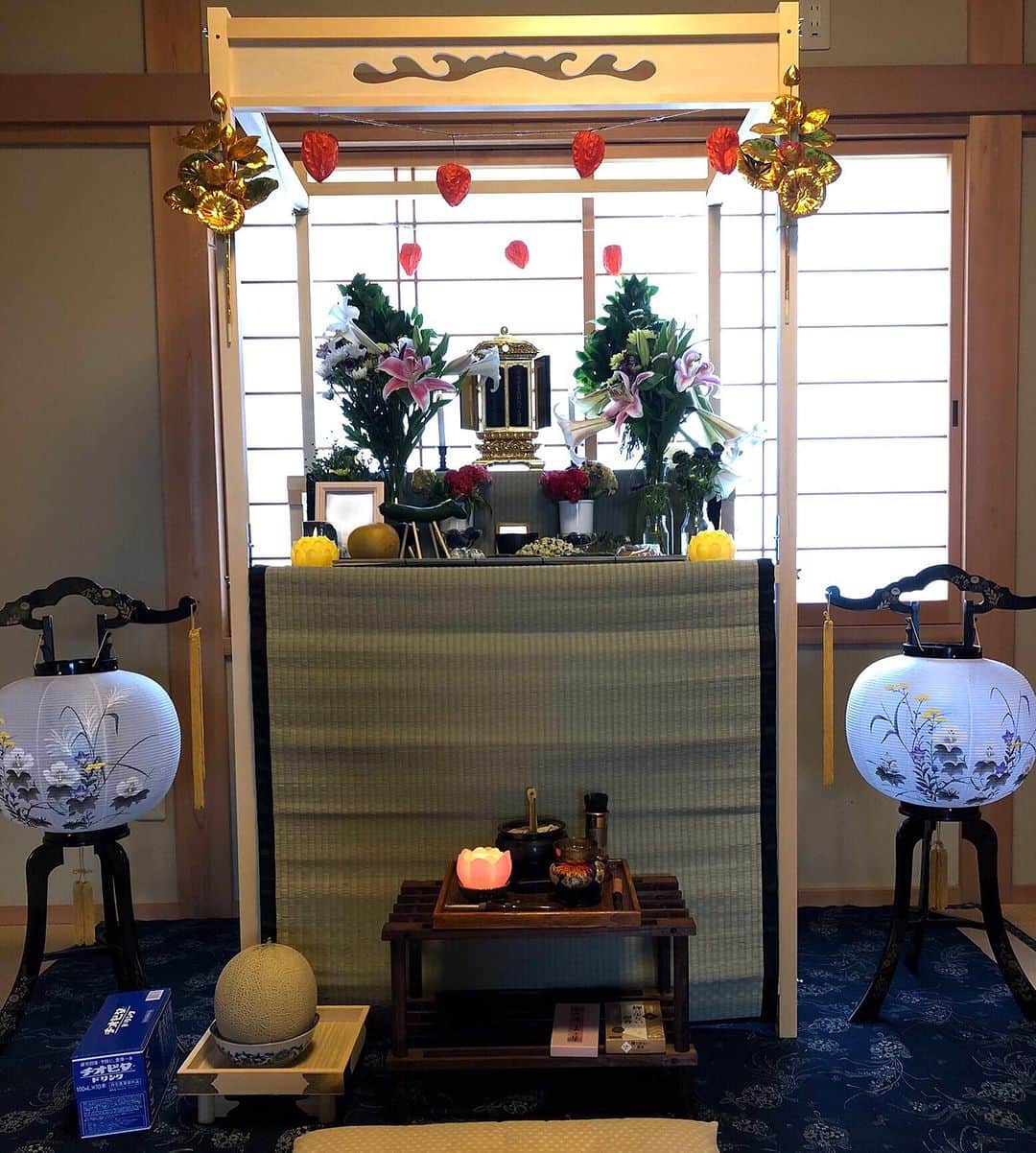 雨月衣のインスタグラム：「お盆過ぎましたが、 今年は本格的な木製の盆棚を買いました。北関東式で背が高く大きいけど折りたたんでしまえるので安心。  今年はおじちゃんと従姉妹が亡くなったので新盆2カ所にも行ってきました。  従姉妹は去年の夏、 私がプレゼントした浴衣を着て花火大会行きたいと言うので 私が綺麗に着付けをしてあげたら、とても嬉しそうに出かけて行ったなぁ。わたしは仕事で一緒には行けなかったけど、写真もいっぱい撮って見せてくれたな。  K POP好きの明るくて賢くて気がきくいい子だったんだよね。  5月下旬に病気で亡くなったと聞いてすぐに行くと、あの浴衣が掛けてあって、元々なかった居敷当てが縫い付けられていて、また今年も着ようと準備をしていたようで  お葬式で、気に入っていたその浴衣を従姉妹に着せて(着ているように上に乗せて)おくったのでした。  あれからすぐにお盆で帰ってきて、さっちゃん(2年前に亡くなった従姉妹の母)と一緒に、しばらく家でゆっくりできたかな？  ちいちゃんまたね。  #お盆 #盆棚 #チオビタは従姉妹のお父さんからの香典返し」