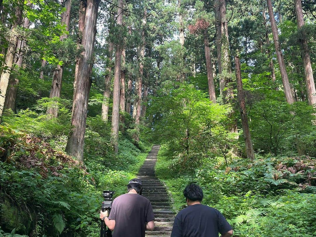 松浦彩さんのインスタグラム写真 - (松浦彩Instagram)「BS朝日「東北の夜空に咲き誇る！4K生中継！第30回赤川花火記念大会2023」  ご覧いただいたみなさまありがとうございました🥰  鶴岡市は魅力がいっっっぱい！ 今回のCMではその中から３つをご紹介しました🫶🏻  【食文化】国内初のユネスコ食文化創造都市！ 四季折々に旬の味覚があり、一年中美味しい街です🤍  この時期の松浦のおすすめは岩ガキ、だだちゃ豆、民田ナス、えげしのお味噌汁！ 酒蔵さんの思いがこもった地酒と合わせてぜひ♡  【観光】３つの日本遺産 ・古からの山岳信仰が根付く出羽三山 ・侍が刀を鍬に持ち替え、シルクで日本近代化をすすめた松ヶ岡開墾場 ・北前船が寄港した加茂の町並み  移動中に車窓から見える草原のような庄内平野がまるでジブリの世界のようで、ずっと住んでいてもわくわくします🥰  【商工】ベンチャー企業が集い新たな未来をつくる鶴岡サイエンスパーク  また、地元の方々が本当に頑張り屋さん！ 飲食店ではコストパフォーマンスが良すぎて仰天するはず！鶴岡で育つと舌が肥えて大変です😂💞  ⠀ そしてなにより、優しくおおらかな庄内の人たちにわたしは育てていただき今があります。  魅力がいっぱいの鶴岡市！ 何度でもお越しください🫶🏻  2枚目は友人が今朝送ってくれた写真です。 おもしろい顔もちょこちょこ届いて笑いました😂 3枚目からは撮影中のオフショット！  #BS朝日 #赤川花火 #鶴岡市 #鶴岡 #山形県 #ユネスコ食文化創造都市 #地元が好き #japanesecountryside #travelinjapan #japantrip #日本旅遊 #日本旅行 #東北旅行」8月20日 18時00分 - ayamatsuura.s