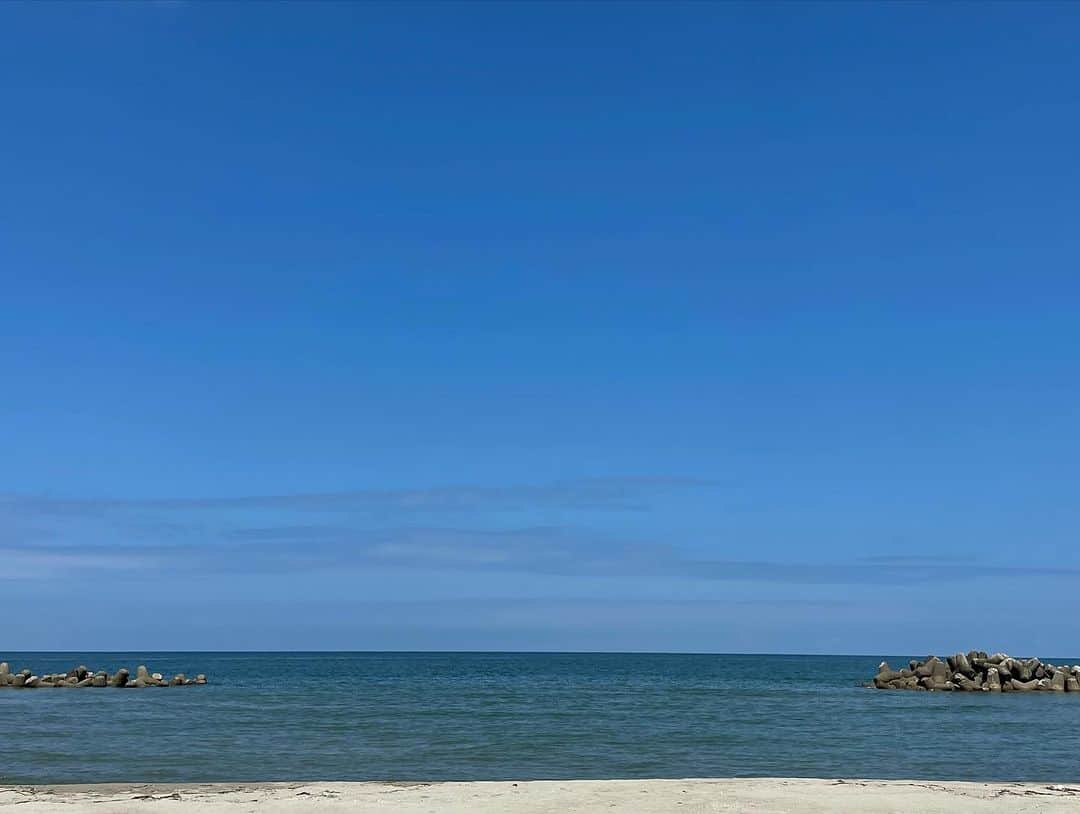 松浦彩さんのインスタグラム写真 - (松浦彩Instagram)「BS朝日「東北の夜空に咲き誇る！4K生中継！第30回赤川花火記念大会2023」  ご覧いただいたみなさまありがとうございました🥰  鶴岡市は魅力がいっっっぱい！ 今回のCMではその中から３つをご紹介しました🫶🏻  【食文化】国内初のユネスコ食文化創造都市！ 四季折々に旬の味覚があり、一年中美味しい街です🤍  この時期の松浦のおすすめは岩ガキ、だだちゃ豆、民田ナス、えげしのお味噌汁！ 酒蔵さんの思いがこもった地酒と合わせてぜひ♡  【観光】３つの日本遺産 ・古からの山岳信仰が根付く出羽三山 ・侍が刀を鍬に持ち替え、シルクで日本近代化をすすめた松ヶ岡開墾場 ・北前船が寄港した加茂の町並み  移動中に車窓から見える草原のような庄内平野がまるでジブリの世界のようで、ずっと住んでいてもわくわくします🥰  【商工】ベンチャー企業が集い新たな未来をつくる鶴岡サイエンスパーク  また、地元の方々が本当に頑張り屋さん！ 飲食店ではコストパフォーマンスが良すぎて仰天するはず！鶴岡で育つと舌が肥えて大変です😂💞  ⠀ そしてなにより、優しくおおらかな庄内の人たちにわたしは育てていただき今があります。  魅力がいっぱいの鶴岡市！ 何度でもお越しください🫶🏻  2枚目は友人が今朝送ってくれた写真です。 おもしろい顔もちょこちょこ届いて笑いました😂 3枚目からは撮影中のオフショット！  #BS朝日 #赤川花火 #鶴岡市 #鶴岡 #山形県 #ユネスコ食文化創造都市 #地元が好き #japanesecountryside #travelinjapan #japantrip #日本旅遊 #日本旅行 #東北旅行」8月20日 18時00分 - ayamatsuura.s