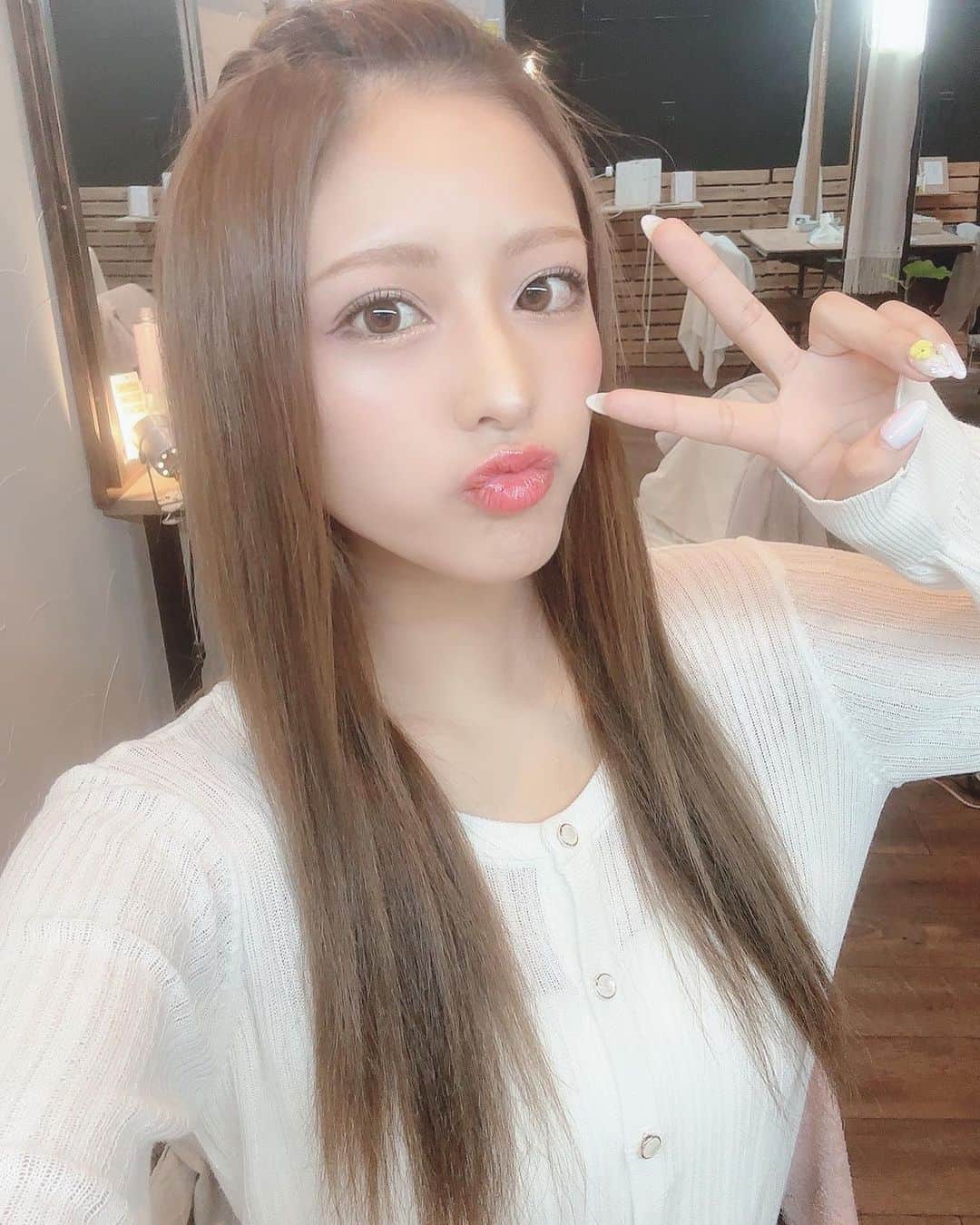 冬城めぐみのインスタグラム：「たまには自撮り🤳 ぴーすぴーす✌️✌️  #VeliA #すすきの #ニュークラブ #ラウンジ #ニュークラ嬢 #キャバ嬢 #キャバ #飲み屋 #水商売 #ホステス #ぴーす #ぴーすぴーす」