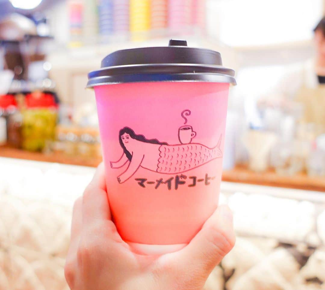 搗宮姫奈さんのインスタグラム写真 - (搗宮姫奈Instagram)「マーメイドコーヒーロースターズ。  コーヒーもたくさんの種類があってわくわく。 試飲もたくさんあって のんびりと試飲して飲み物を決めました🤩  とにかく推しはカップ。 カラフルで全部可愛いくて どのカップにするか選ばせていただきました🤣🩵  店内も可愛いし店員さんもおちゃめだし最高でした✌️  ---------  マーメイドコーヒーロースター（ @mermaid_coffee_roasters_ike ）  ーーーーーー #ひめ旅日記 #ひめカフェ巡り  #池袋 #池袋カフェ #カフェ巡り #カフェ好き #カフェ散歩 #カフェ女子 #カフェ活   #コーヒータイム #コーヒースタンド #コーヒー好き #コーヒー豆」8月20日 16時11分 - himenachaaaaan
