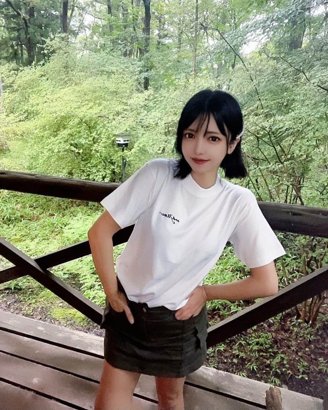めあり(みい)のインスタグラム：「@andmore__official のTシャツシンプルかわいかった🫶 生地しっかりしてて透けないしいい🫣  男女着用できるユニセックスタイプで 環境に配慮し少量生産・少量販売なので売り切れの物もあるみたいです👀  休息🌳 北関東来たら山岡家行きたくなるね🍜 ・ ・  #少量生産 #少量販売 #カジュアルスタイル #ユニセックスブランド #andmore#tシャツコーデ #tシャツ #白t #白tコーデ #黒髪#黒髪ボブ #ボブアレンジ #コーディネート#ファッションコーデ#きょコ #フォローミー#別荘#小旅行#北関東ラブ」