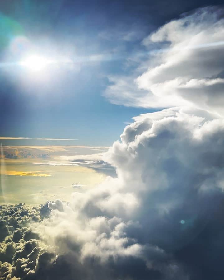 広崎うらんのインスタグラム：「昨日の雲 美術館の作品を次から次と見ているような😳長年飛行機乗ってるけど、今まで見たことないような芸術的な神秘的な世界やった！  #雲 #空 #ガンダーラ #未知の世界」