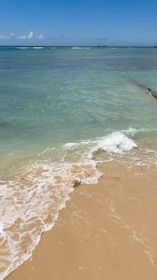 伊東美咲のインスタグラム：「#ワイキキ #ハレクラニ #KAWEHEWEHE #Waikiki  ワイキキのハレクラニビーチ 淡水が湧き出るKAWEHEWEHE 心身共に癒されます」