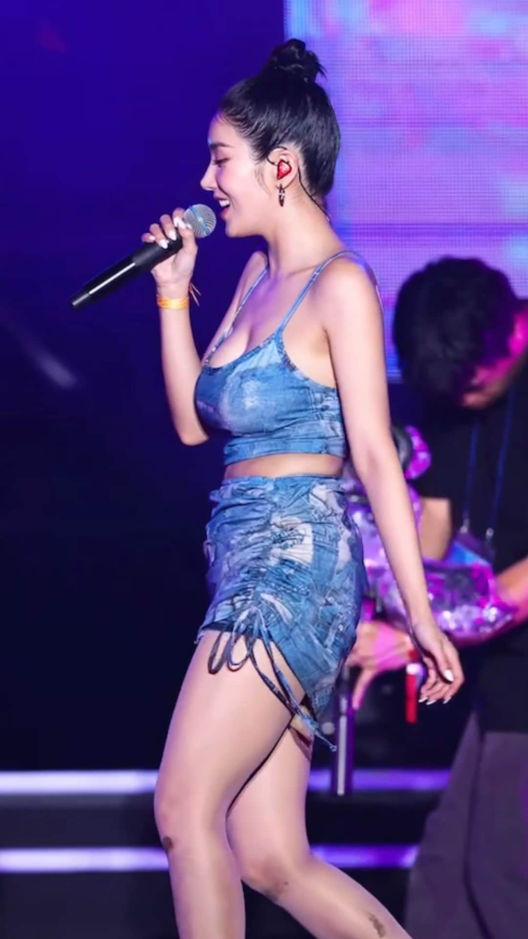 クォン・ウンビのインスタグラム：「#EUNBI at Cass Cool Festival | 230819  cr.dafttaengk #KWONEUNBI #권은비  #ウンビ ##權恩妃 #kwoneunbi_underwater」