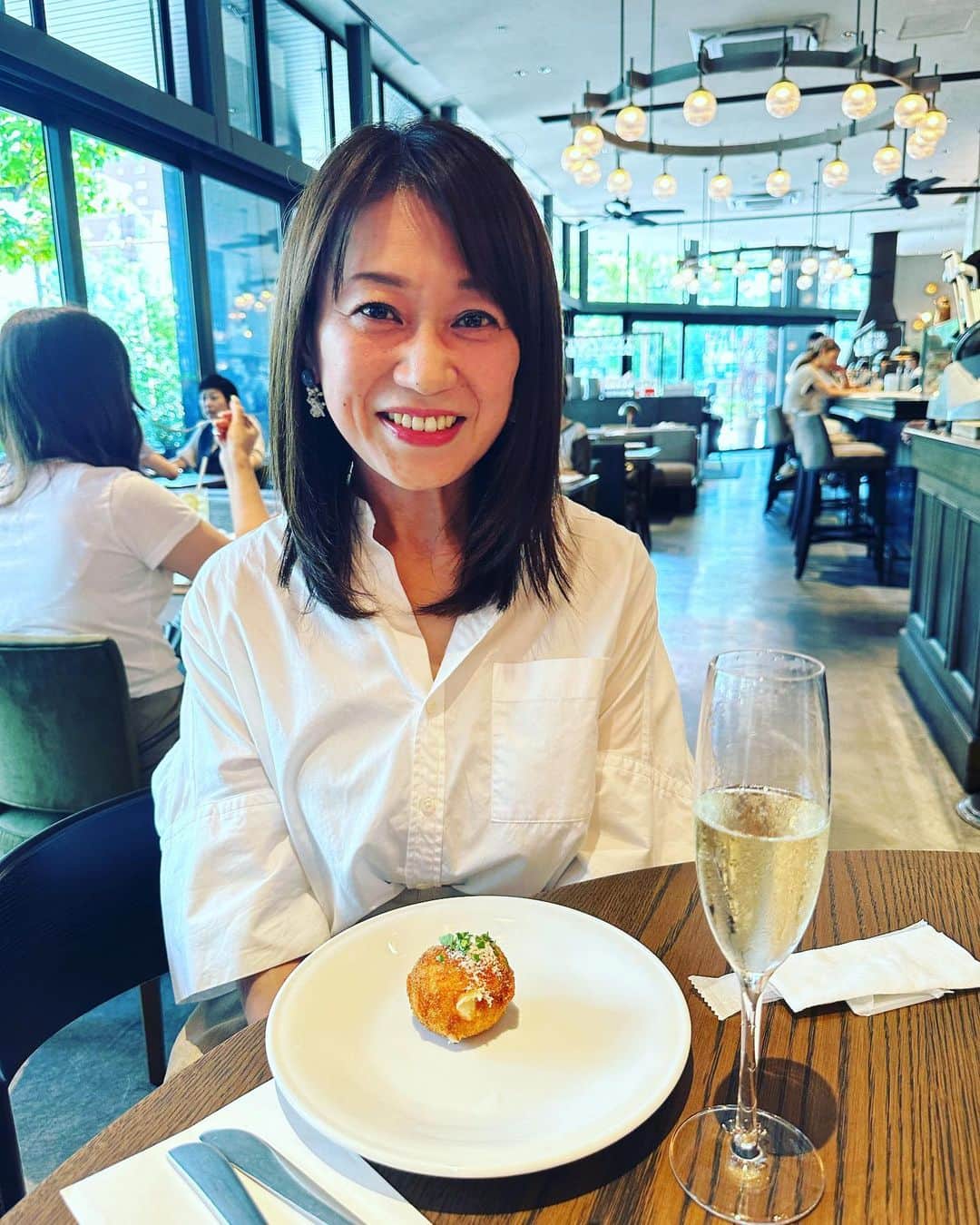 大隅智子のインスタグラム：「飲んで食べた週末でした！ 行きたかったお店を3軒ハシゴ！　 パンケーキと同じくらい、フレンチトーストが好きです。 オンとオフを切り替えて、またあすから頑張ろう！ #広島　#カフェ　#スパークリングワイン　#ペペロンチーノ　#マルゲリータ　#フレンチトースト」