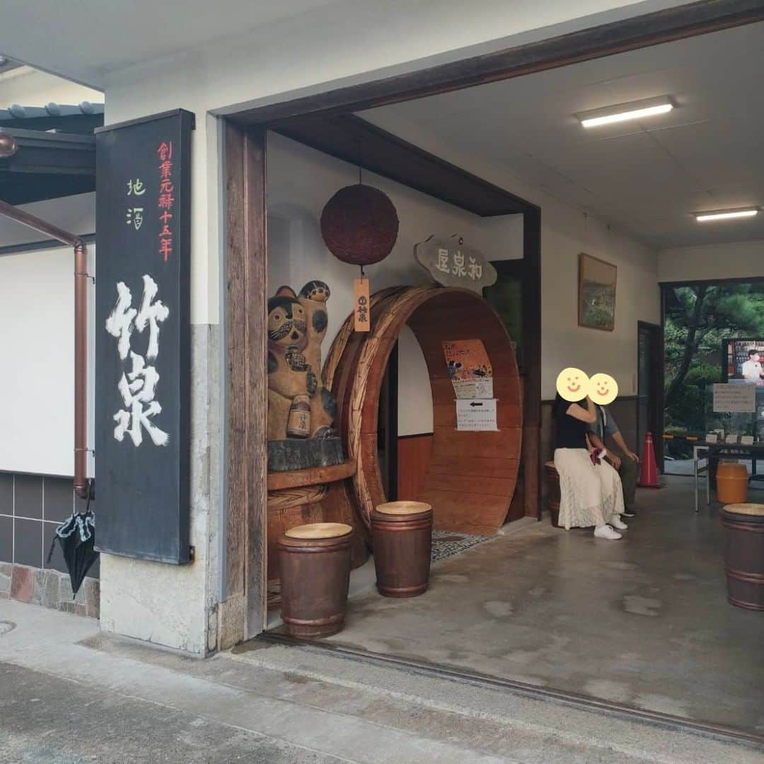 竹田城 城下町 ホテルEN（えん）さんのインスタグラム写真 - (竹田城 城下町 ホテルEN（えん）Instagram)「＼蔵開きと花火大会の様子をお届け！／ 8/19（土）に当館のおとなりのまち山東町で 「蔵びらき ~矢名瀬 夏の思い出~」と 「山東夏祭り花火大会」が同時開催されました！  当館から車で20分 朝来市山東町にある2件の酒蔵を中心に 屋台などが出店し賑わいを見せておりました✨  蔵びらきでは先着600名に 両酒蔵の日本酒を各一杯ずつ楽しめる 「酒びらきチケット」を販売！ 但馬地域を代表する「竹泉」と「但馬」、 2つの銘酒の酒蔵がある山東町 だからこそできる体験でした！🍶  19時30分からは夏の風物詩花火が打ち上げられ、 色とりどりの美しい光が山東のまちを包みました🎆」8月20日 16時22分 - takedacastle_en