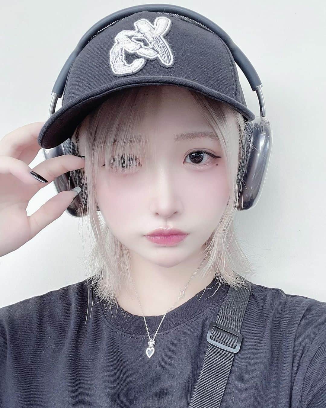 もいちゃんのインスタグラム：「. . テキトーな日です .  #ハイトーン  #ハイトーンカラー  #ショートヘア  #ショートボブ  #韓国ヘア  #韓国ファッション #韓国メイク  #純欲メイク  #自撮り  #ピアス #舌ピ  #軟骨ピアス #ヘリックス #アンテナヘリックス #インナーコンク #トラガス #拡張ピアス」