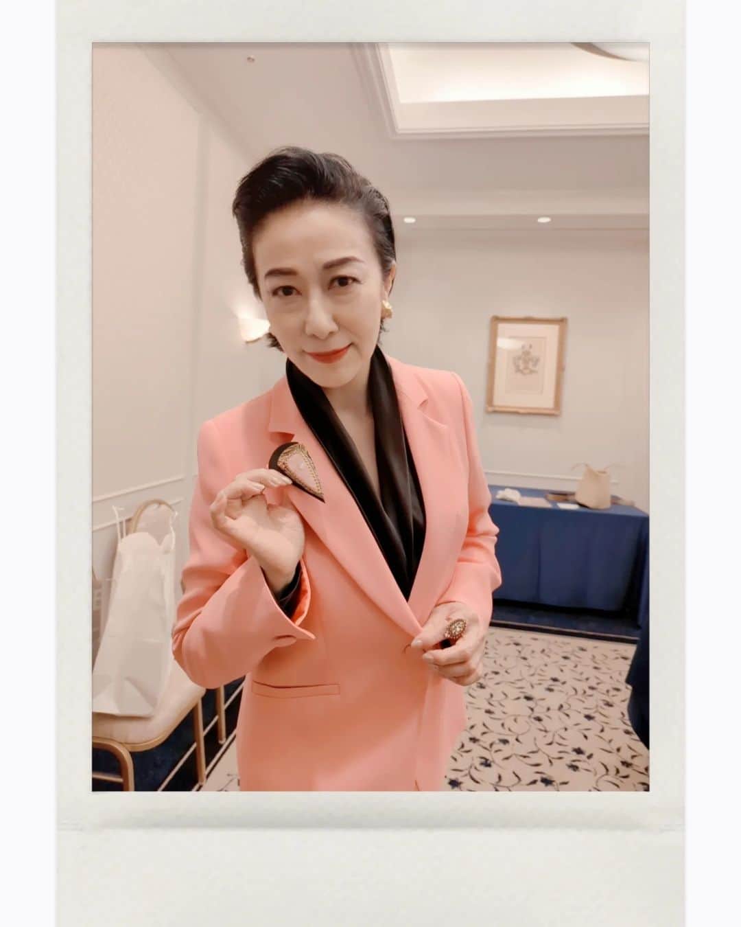 高汐巴さんのインスタグラム写真 - (高汐巴Instagram)「真心のブローチ🌸 新しいピンクのパンツスーツに合うブローチを探していたところ、朝比奈マリアちゃんが手作りで素敵なブローチを作って下さいました🌸 ありがとうございます〜」8月20日 16時26分 - pei1.202