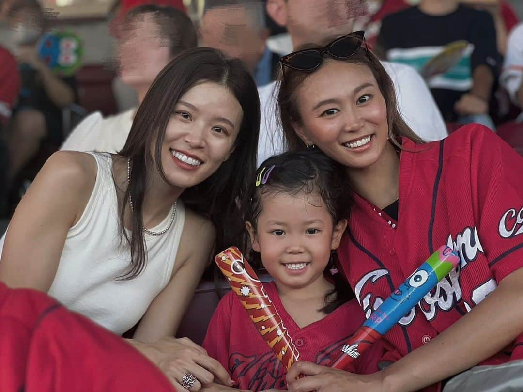 真部理子さんのインスタグラム写真 - (真部理子Instagram)「⚾️VS 巨人戦 ⁡ 初めて家族揃っての観戦‼️ 姪っ子デビュー戦❤︎ 見事勝利の女神になって良かった。 さすが晴れ女のめいちゃんだわ。 ⁡ とっても良い席、ありがとうございます🥹❤️ 写真撮ってくれたカープファンの方 めっちゃ優しかった。 私も率先して記念撮影してる人見つけたら 声をかけて自分から役立ちに行こう。 ⁡ 応援歌もわからない中、 必死に『頑張れ頑張れ〇〇くん！』って 何度も言っていた彼女に胸キュンよ❤︎ ⁡ ジェット風船やりたがりのくせに ビビってたのも可愛かったです。 ⁡ もうすぐお別れだからしっかり日本での思い出を… ⁡ ⁡ 観戦グッズを全部用意してくれたmy family。 おかげでビールにおつまみという 最高な組み合わせで美味しい時間でした🫶🏽 ⁡ ⁡ さぁ、優勝目指してカープ応援するわよ‼️ ⁡ ⁡ ⁡ #リコトレ #カープ #広島 #carp #カープ女子 #広島東洋カープ #ズムスタ #野球観戦 #似てない姉妹」8月20日 16時27分 - riko_manabe