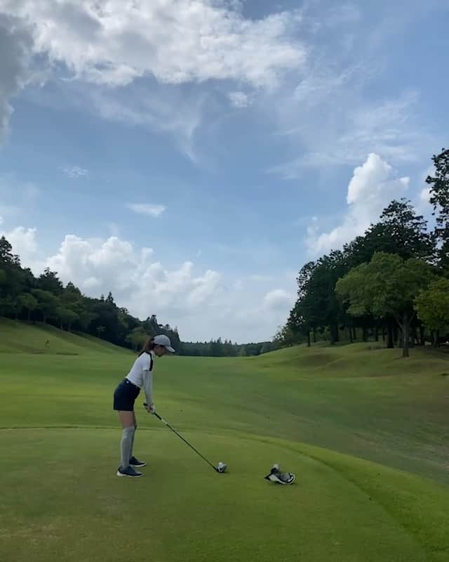 佐河ゆいのインスタグラム：「曇りと聞いていたのに超絶暑くてバテバテゴルフ⛳️ 夏ゴルフは早い時間じゃないとダメね😵😵😵  3wがミスってもラッキーミスだったりで、安定してきた気がする🤭  やっとこ練習の成果が出てきた🙌 わーい🙌  🔴94   #ゴルフ  #ゴルフ女子  #ゴルフ初心者  #ゴルフ成長記録  #golf  #golfswing  #golflover #ゴルフ練習　#ゴルフ好きな人と繋がりたい　#ゴルフラウンド　#ゴルフ上手くなりたい#golfbabes #golflife #golfstagram #golfing」