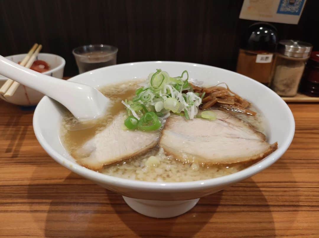 つけMen野郎のインスタグラム：「醤油らーめん　珀+半特上鮪丼 喜多方食堂　山海 夏休みラストは錦糸町で喜多方らーめん。濃口醤油の朱と白醤油の珀があり、白醤油に特上鮪丼のセット。鮪の海鮮丼にも力を入れているっぽくて思わず注文。らーめんは背油入りで、スープは結構柔らかくコクまろなタイプ。おいしいですね。鮪丼めっちゃうまいっすね。これ本気食いしたくなるやつ。濃口や生姜醤油も食べてみたいな。」