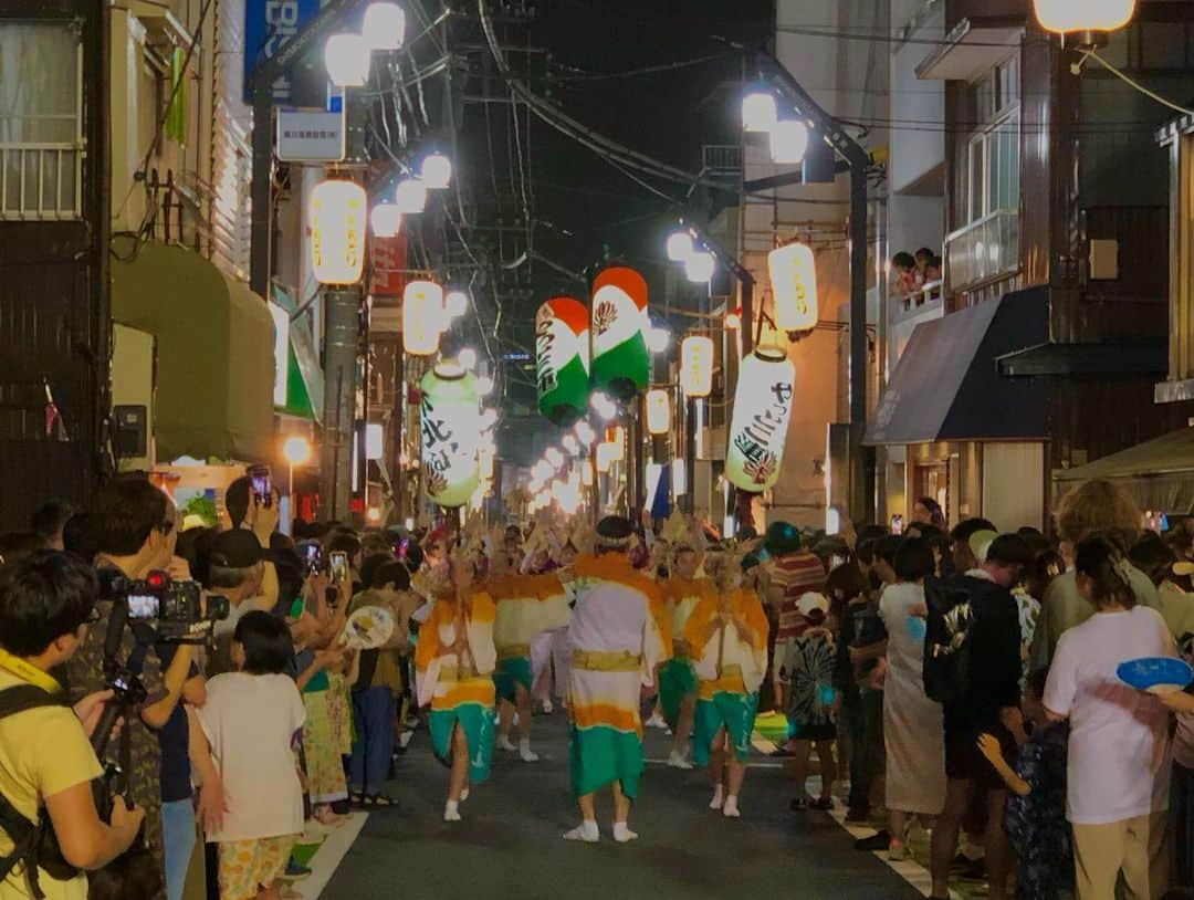 石井脩平さんのインスタグラム写真 - (石井脩平Instagram)「🏮 【下北沢阿波おどり】 　 初めてこんな至近距離で観さしてもろた。 皆さんの活気やらパワーやら笑顔やらめちゃくちゃスゴかったです。 夏も感じられたし、パワーもらえましたわ。 「踊り」って、やっぱり素敵やわ。 　 　 今年は4年ぶりの開催や言うて、絶対生で観とこう思て、楽しみにしてましてん。 なんやったらこの日は昼間にライブがあったんですけど、楽しみにして色々調べてたら自分も阿波おどりやってみたくなって、そのライブの自分のピンネタでも阿波おどりを踊る部分を入れさしてもろたぐらいで。 　 　 YouTubeとか見て、勉強して練習してみて、ストリートダンスとはまた違う部分もあって面白いなぁ思いながら。 まぁ、結局ライブではその部分が一番ウケへんかったんですけども。 　 　 #何しとんねん石井 #阿波おどりに謝らなあかんわ  　 　 🥁　 今まで人がすごいから…とか、暑いから…とか、そんな理由でその日シモキタに居ても一番街の商店街に入って観に行くことは無かったんですけど、今回ちゃんと観れて良かったです。 　 　 ほんで何でか知らんけど、阿波おどりの日は、例年、下北沢の街で偶然の出会いがある。 　 今年も、夜中にベロベロに酔っ払った同期と後輩達の集団にたまたま出会って、ちょっとだけ一緒に飲んで、みたいな時間があった。 　 不思議なもんやなぁ。 ありがとう、阿波踊りさん。 　 　 　 #下北沢阿波おどり #下北沢一番街商店街 　 #阿波おどり  #やっぱり踊りは止められぬ 　 #ひふみ連 #やっとこ連 #三茶連 #阿呍連 　 #ボクらの街下北沢」8月20日 16時30分 - presidentchan141