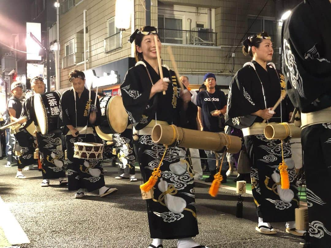 石井脩平さんのインスタグラム写真 - (石井脩平Instagram)「🏮 【下北沢阿波おどり】 　 初めてこんな至近距離で観さしてもろた。 皆さんの活気やらパワーやら笑顔やらめちゃくちゃスゴかったです。 夏も感じられたし、パワーもらえましたわ。 「踊り」って、やっぱり素敵やわ。 　 　 今年は4年ぶりの開催や言うて、絶対生で観とこう思て、楽しみにしてましてん。 なんやったらこの日は昼間にライブがあったんですけど、楽しみにして色々調べてたら自分も阿波おどりやってみたくなって、そのライブの自分のピンネタでも阿波おどりを踊る部分を入れさしてもろたぐらいで。 　 　 YouTubeとか見て、勉強して練習してみて、ストリートダンスとはまた違う部分もあって面白いなぁ思いながら。 まぁ、結局ライブではその部分が一番ウケへんかったんですけども。 　 　 #何しとんねん石井 #阿波おどりに謝らなあかんわ  　 　 🥁　 今まで人がすごいから…とか、暑いから…とか、そんな理由でその日シモキタに居ても一番街の商店街に入って観に行くことは無かったんですけど、今回ちゃんと観れて良かったです。 　 　 ほんで何でか知らんけど、阿波おどりの日は、例年、下北沢の街で偶然の出会いがある。 　 今年も、夜中にベロベロに酔っ払った同期と後輩達の集団にたまたま出会って、ちょっとだけ一緒に飲んで、みたいな時間があった。 　 不思議なもんやなぁ。 ありがとう、阿波踊りさん。 　 　 　 #下北沢阿波おどり #下北沢一番街商店街 　 #阿波おどり  #やっぱり踊りは止められぬ 　 #ひふみ連 #やっとこ連 #三茶連 #阿呍連 　 #ボクらの街下北沢」8月20日 16時30分 - presidentchan141