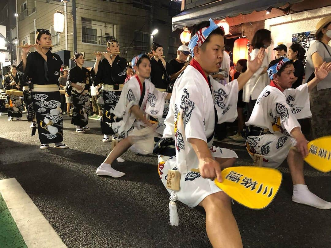 石井脩平さんのインスタグラム写真 - (石井脩平Instagram)「🏮 【下北沢阿波おどり】 　 初めてこんな至近距離で観さしてもろた。 皆さんの活気やらパワーやら笑顔やらめちゃくちゃスゴかったです。 夏も感じられたし、パワーもらえましたわ。 「踊り」って、やっぱり素敵やわ。 　 　 今年は4年ぶりの開催や言うて、絶対生で観とこう思て、楽しみにしてましてん。 なんやったらこの日は昼間にライブがあったんですけど、楽しみにして色々調べてたら自分も阿波おどりやってみたくなって、そのライブの自分のピンネタでも阿波おどりを踊る部分を入れさしてもろたぐらいで。 　 　 YouTubeとか見て、勉強して練習してみて、ストリートダンスとはまた違う部分もあって面白いなぁ思いながら。 まぁ、結局ライブではその部分が一番ウケへんかったんですけども。 　 　 #何しとんねん石井 #阿波おどりに謝らなあかんわ  　 　 🥁　 今まで人がすごいから…とか、暑いから…とか、そんな理由でその日シモキタに居ても一番街の商店街に入って観に行くことは無かったんですけど、今回ちゃんと観れて良かったです。 　 　 ほんで何でか知らんけど、阿波おどりの日は、例年、下北沢の街で偶然の出会いがある。 　 今年も、夜中にベロベロに酔っ払った同期と後輩達の集団にたまたま出会って、ちょっとだけ一緒に飲んで、みたいな時間があった。 　 不思議なもんやなぁ。 ありがとう、阿波踊りさん。 　 　 　 #下北沢阿波おどり #下北沢一番街商店街 　 #阿波おどり  #やっぱり踊りは止められぬ 　 #ひふみ連 #やっとこ連 #三茶連 #阿呍連 　 #ボクらの街下北沢」8月20日 16時30分 - presidentchan141