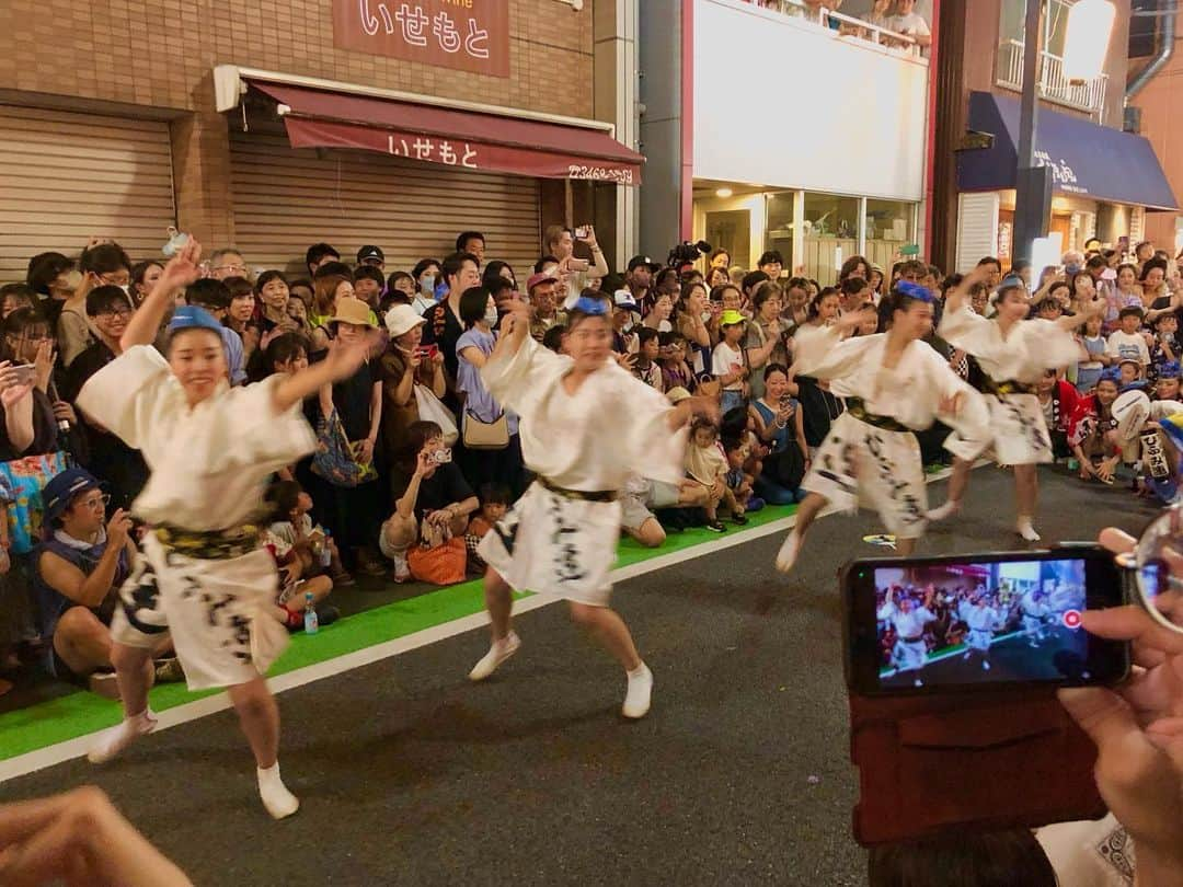 石井脩平さんのインスタグラム写真 - (石井脩平Instagram)「🏮 【下北沢阿波おどり】 　 初めてこんな至近距離で観さしてもろた。 皆さんの活気やらパワーやら笑顔やらめちゃくちゃスゴかったです。 夏も感じられたし、パワーもらえましたわ。 「踊り」って、やっぱり素敵やわ。 　 　 今年は4年ぶりの開催や言うて、絶対生で観とこう思て、楽しみにしてましてん。 なんやったらこの日は昼間にライブがあったんですけど、楽しみにして色々調べてたら自分も阿波おどりやってみたくなって、そのライブの自分のピンネタでも阿波おどりを踊る部分を入れさしてもろたぐらいで。 　 　 YouTubeとか見て、勉強して練習してみて、ストリートダンスとはまた違う部分もあって面白いなぁ思いながら。 まぁ、結局ライブではその部分が一番ウケへんかったんですけども。 　 　 #何しとんねん石井 #阿波おどりに謝らなあかんわ  　 　 🥁　 今まで人がすごいから…とか、暑いから…とか、そんな理由でその日シモキタに居ても一番街の商店街に入って観に行くことは無かったんですけど、今回ちゃんと観れて良かったです。 　 　 ほんで何でか知らんけど、阿波おどりの日は、例年、下北沢の街で偶然の出会いがある。 　 今年も、夜中にベロベロに酔っ払った同期と後輩達の集団にたまたま出会って、ちょっとだけ一緒に飲んで、みたいな時間があった。 　 不思議なもんやなぁ。 ありがとう、阿波踊りさん。 　 　 　 #下北沢阿波おどり #下北沢一番街商店街 　 #阿波おどり  #やっぱり踊りは止められぬ 　 #ひふみ連 #やっとこ連 #三茶連 #阿呍連 　 #ボクらの街下北沢」8月20日 16時30分 - presidentchan141