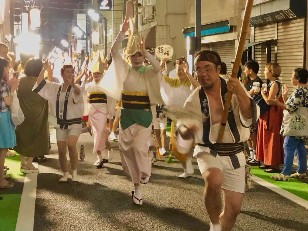 石井脩平さんのインスタグラム写真 - (石井脩平Instagram)「🏮 【下北沢阿波おどり】 　 初めてこんな至近距離で観さしてもろた。 皆さんの活気やらパワーやら笑顔やらめちゃくちゃスゴかったです。 夏も感じられたし、パワーもらえましたわ。 「踊り」って、やっぱり素敵やわ。 　 　 今年は4年ぶりの開催や言うて、絶対生で観とこう思て、楽しみにしてましてん。 なんやったらこの日は昼間にライブがあったんですけど、楽しみにして色々調べてたら自分も阿波おどりやってみたくなって、そのライブの自分のピンネタでも阿波おどりを踊る部分を入れさしてもろたぐらいで。 　 　 YouTubeとか見て、勉強して練習してみて、ストリートダンスとはまた違う部分もあって面白いなぁ思いながら。 まぁ、結局ライブではその部分が一番ウケへんかったんですけども。 　 　 #何しとんねん石井 #阿波おどりに謝らなあかんわ  　 　 🥁　 今まで人がすごいから…とか、暑いから…とか、そんな理由でその日シモキタに居ても一番街の商店街に入って観に行くことは無かったんですけど、今回ちゃんと観れて良かったです。 　 　 ほんで何でか知らんけど、阿波おどりの日は、例年、下北沢の街で偶然の出会いがある。 　 今年も、夜中にベロベロに酔っ払った同期と後輩達の集団にたまたま出会って、ちょっとだけ一緒に飲んで、みたいな時間があった。 　 不思議なもんやなぁ。 ありがとう、阿波踊りさん。 　 　 　 #下北沢阿波おどり #下北沢一番街商店街 　 #阿波おどり  #やっぱり踊りは止められぬ 　 #ひふみ連 #やっとこ連 #三茶連 #阿呍連 　 #ボクらの街下北沢」8月20日 16時30分 - presidentchan141