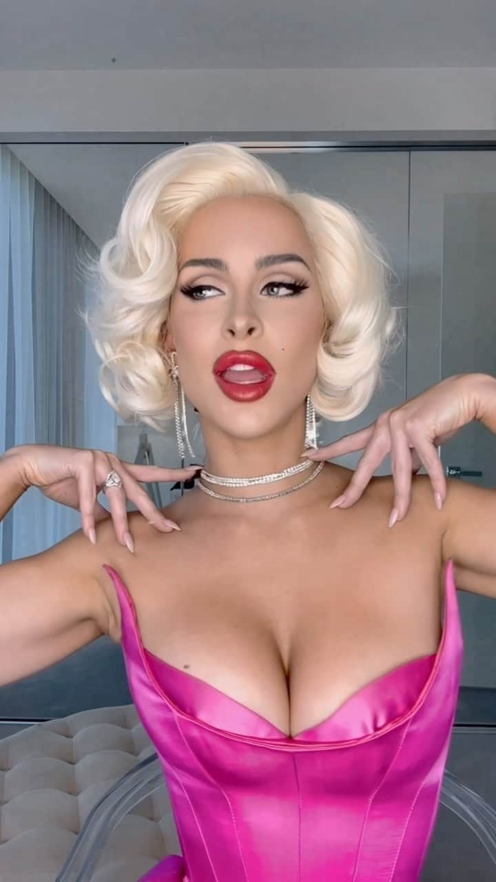 エリー・ゴンサルヴェスのインスタグラム：「don’t think I got into this look without a lip sync 😂💎」