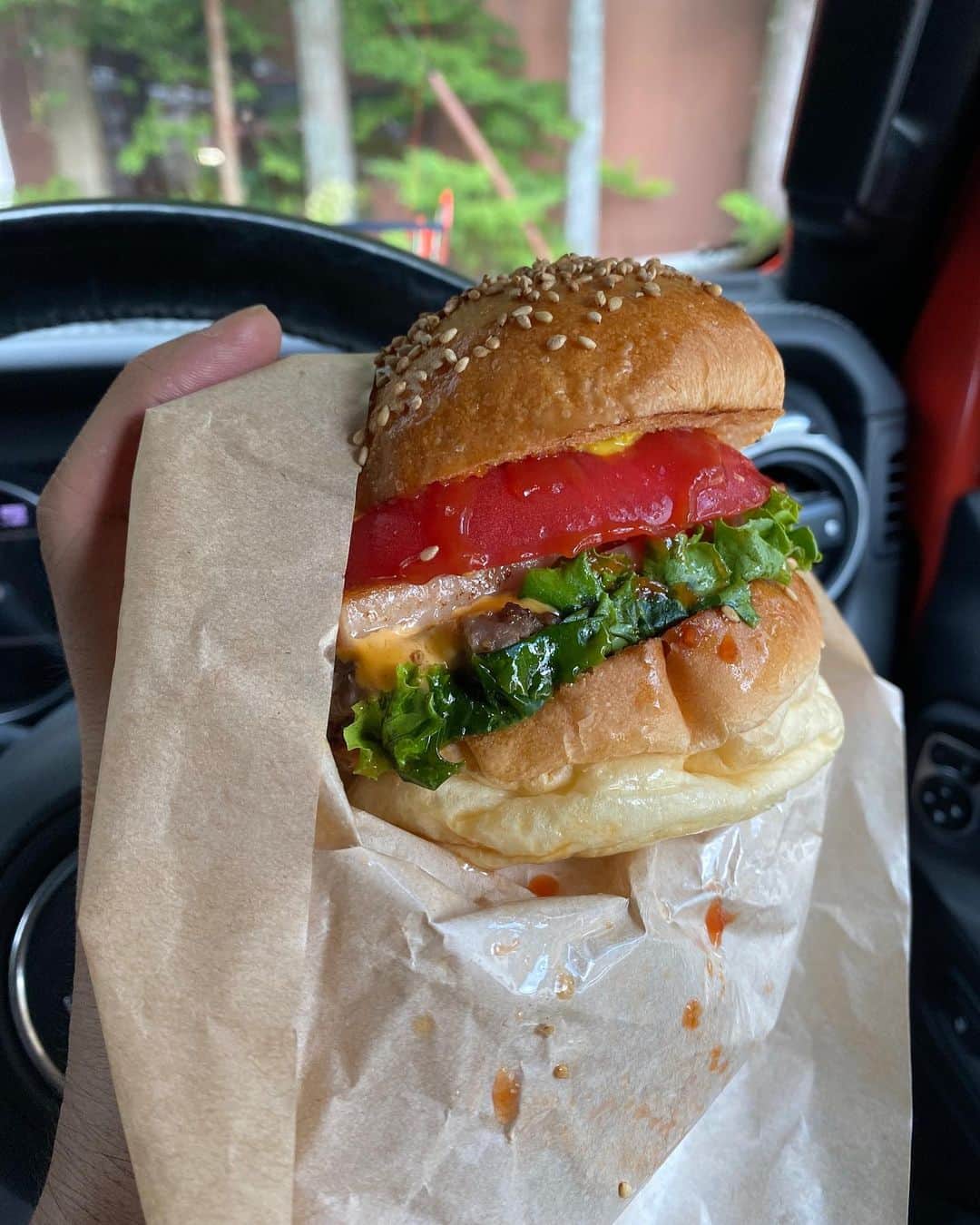 関智一のインスタグラム：「山中湖で見つけたハンバーガー 仕事の合間に頂きましたー ワイルドで美味しかったです🎵  #ハンバーガー #山中湖」