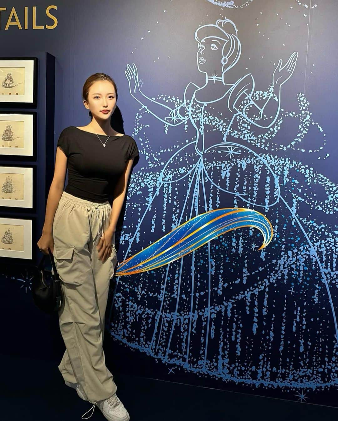 山下舞のインスタグラム：「𝐷𝑖𝑠𝑛𝑒𝑦 𝐴𝑛𝑖𝑚𝑎𝑡𝑖𝑜𝑛 𝑙𝑚𝑚𝑒𝑟𝑠𝑖𝑣𝑒 𝐸𝑥𝑝𝑒𝑟𝑖𝑒𝑛𝑐𝑒 .*･ﾟ✩. ⁡ 六本木ヒルズで開催中のディズニーイベント🎞 ⁡ この間はディズニーランドへ行ってたけど 実は、、東京へ行った目的はこっちが主役でした🤭 ⁡ 名作、名シーン映像が大きなスクリーンに映し出され 演出と音楽でディズニーの世界観に没入できて感動した🪽✨ ⁡ 展示がいっーぱいでフォトスポットが沢山あって なにより52階だから大都会を一望できたよ🏙 ⁡ 思っていたのより内容盛りだくさんで大満足でした🩵 (しっかりグッズ購入) ⁡  📍森アーツセンターギャラリー&スカイギャラリー ディズニー・アニメーション・イマーシブ・エクスペリエンス ⁡  期間2023.4.29~8.31 ⁡ ⁡ #ディズニーアニメーション#ディズニープリンセス #ディズニーランド#ディズニーイベント#シンデレラ #ディズニーイマジネーション#夢の世界#夢の国#東京 #美女と野獣#アラジン#ラプンツェル#sheinコーデ #disney#disneygram#disneyprincess#sheinstyle」