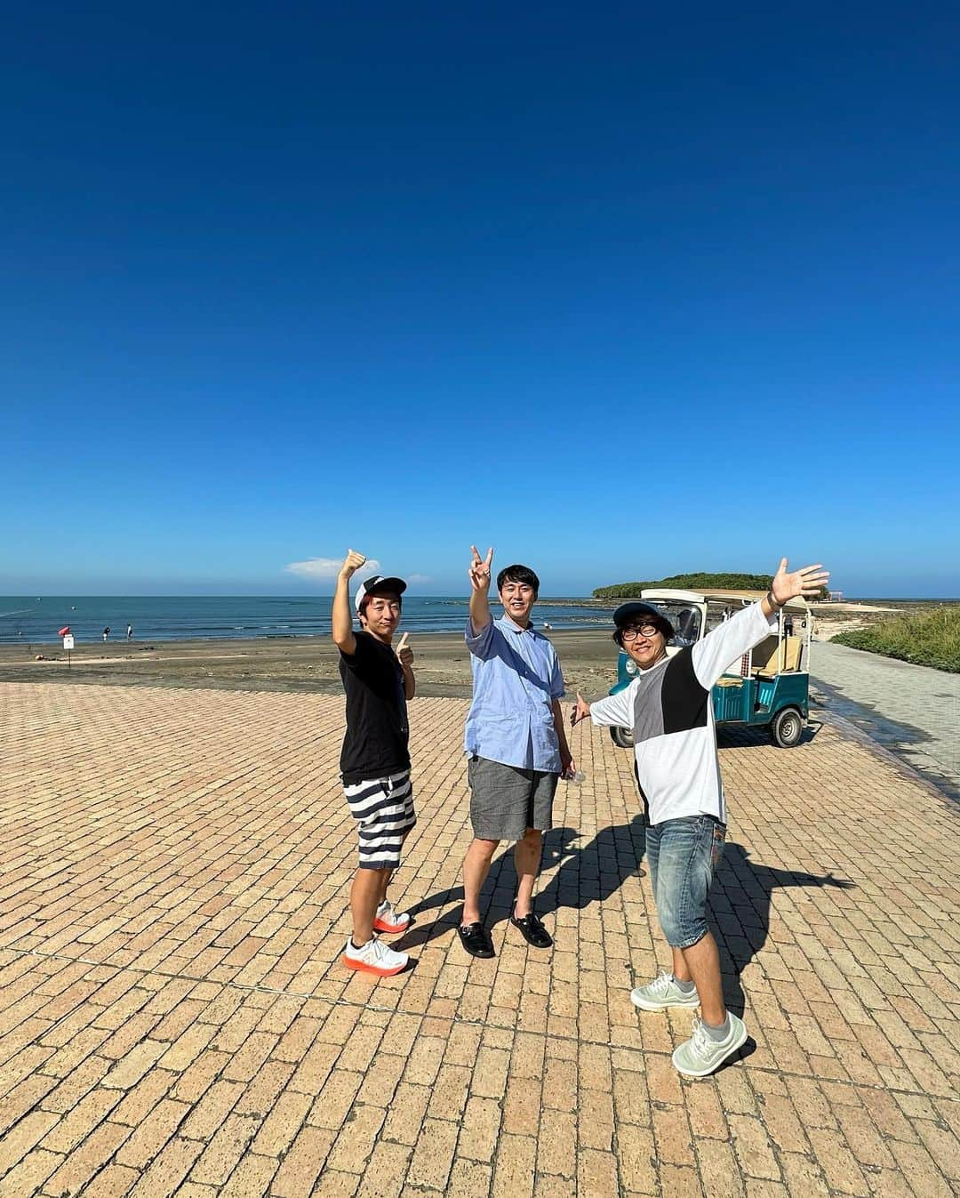 畠中悠のインスタグラム：「15分の宮崎観光！ 同期の住みます芸人チキンナンゴーと共に！ #青島 #チキンナンゴー #トゥクトゥクも乗った #マンゴーも食べた #神社も見た #サンダルに砂も入った」