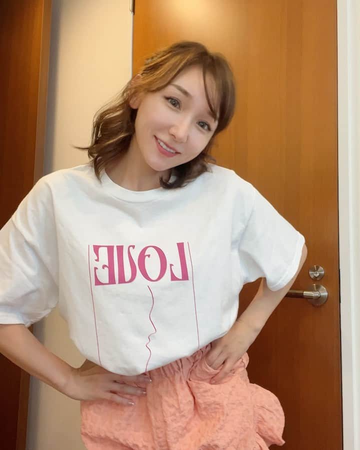 のインスタグラム：「お友達が🏠に来るので可愛い部屋着に着替えてたら、長女がヘアアレンジしてくれた☺️💕 サンキューだよ🔥🔥🔥  これから簡単な、お料理準備します🍴  #動画恥ずかしいけど載せとくね」