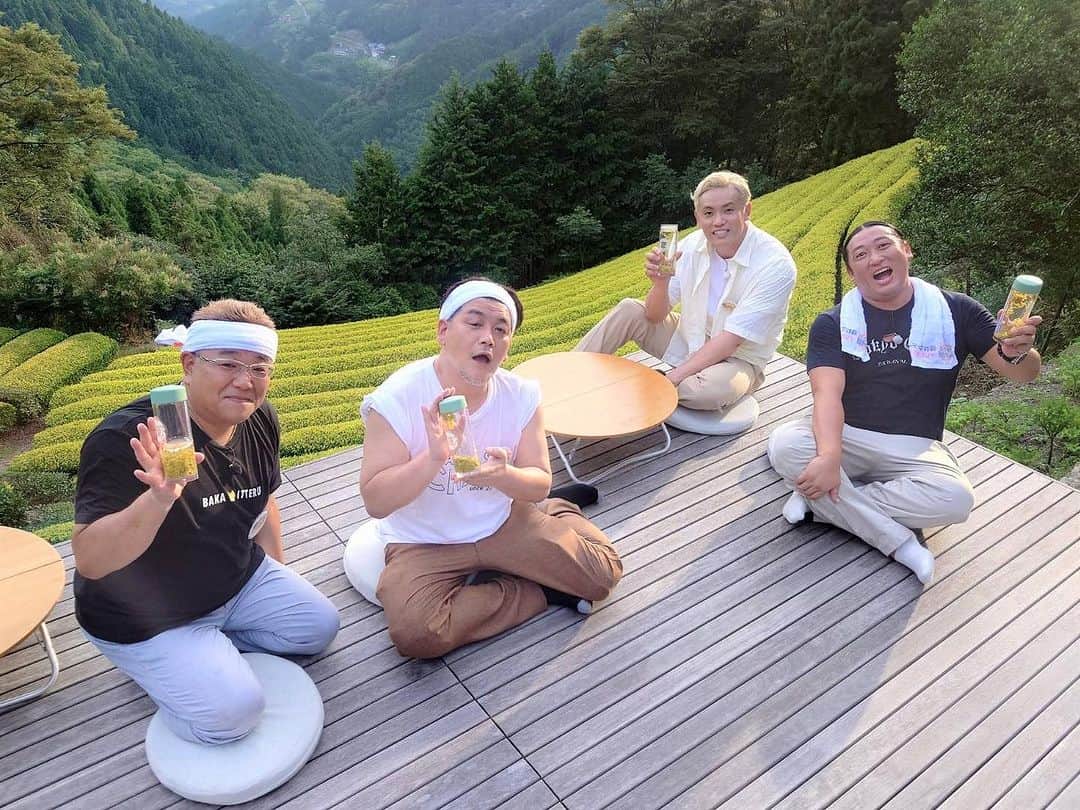 オカダ・カズチカのインスタグラム：「本日 8/20(日)19:00～ テレビ朝日「ポツンと一軒家×帰れマンデー秘境バス　田舎の魅力を再発見SP」  ポツンと一軒家を探しました！！！ 黄金の茶畑！！！」