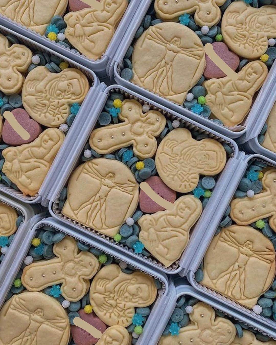 さんのインスタグラム写真 - (Instagram)「・ 感謝の気持ちと意味を込めてセレクトした内祝い🕊️ 勝手におすすめします✌🏻  伊勢志摩の人の手によって一つひとつ作られる @satonaka_cookies のクッキーは伊勢神宮の神様の食事でもある御神饌をイメージしたもの。  熨斗もつけてくれるし結びも素敵で、感謝の気持ちと「人とのつながりを大切に、ご縁に恵まれますように」と名づけた息子の名前の意味も込めて選びました♡  もう一つはユーモアを伝えたくて @tokyo_coffin_club のクッキー缶を。  他にはない型と、フランスにちなんでモナリザやザビエル←全然関係ない😂に、名前を入れていただきました🤟🏻 こちらは自分で熨斗をつけました！  選ぶのが楽しい内祝い！他にも頼んでみたいのがたくさんあったので、また機会があったらオーダーしてみます💕  #内祝い #内祝いギフト #クッキー缶 #サトナカ #サトナカクッキー #ギフト #手土産 #出産祝いのお返し #手土産スイーツ」8月20日 16時48分 - natsukoakahani