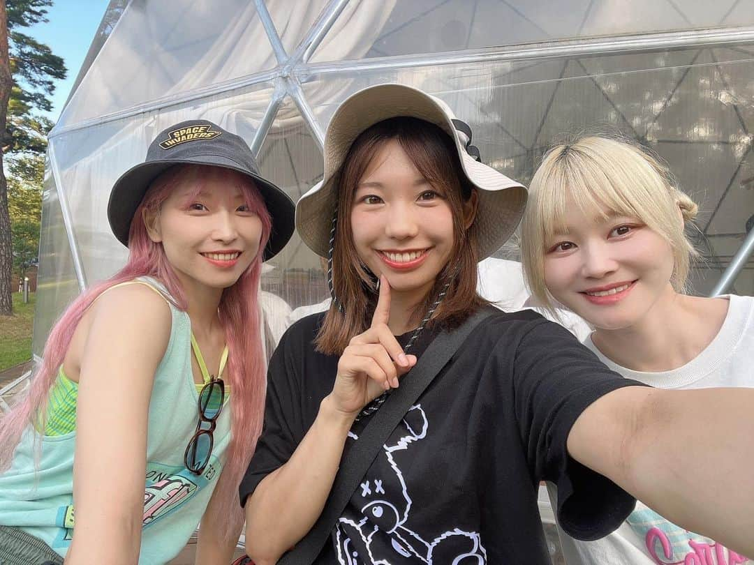 桐谷蝶々さんのインスタグラム写真 - (桐谷蝶々Instagram)「☀️☀️☀️  山村響ちゃん&朝日奈丸佳ちゃんとグランピングしてきた！🥰🥰🥰  写真は左から まるさん　@madoka_maru_hina  響　 @hibikuyamamura   久しぶりのグランピング🏕️ 青い空、緑の芝生…綺麗だった。ここのキャンプ場お気に入り😊✨  楽しかったー！！★°▽°☆  #グランピング #グランピングキャンプ #ドーム型テント #旅行 #ハンモック #山梨」8月20日 17時00分 - choucho_kiri