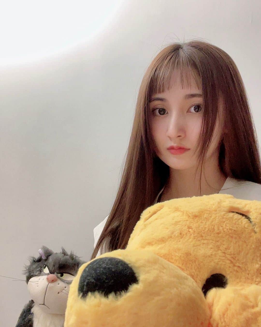 大久保聡美のインスタグラム：「久しぶりにメイクした💄🤍  連休もらえてやっと美容室でストレートかけられたよ💇‍♀️ 本当に最高すぎて毎年やってる！ そして最近はオン眉ブーム🧒🏻  #美容室 #オン眉  #夏のファンデ崩れすぎ恐怖」