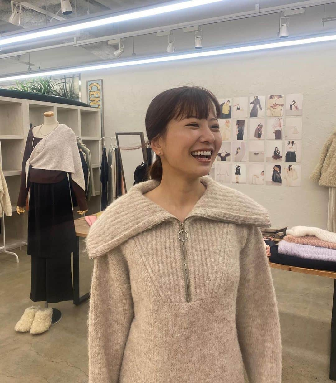 新井郁のインスタグラム：「真夏日のaw展示会は 扇風機全開で🥵🩵🫰🏻  @earthy__official 2023aw展示会へ お邪魔させていただきました。☺︎  earthyと言えばの定番アイテムから新作も たっっくさん試着させてもらって 大好きな冬を迎える準備ばっちり☺️🫶🏻  このハーフZIPニットも着心地良くて可愛くて即決◎ 届くの楽しみだし冬よ早く来い〜〜〜⛄️🫧  @tanidamami 谷田さん @kanako_irie 入江さん @tomomihitoshio 一入さん いつも楽しくあったかくしてくださって 大好きな人たち〜ありがとうございます🫶🏻♡」