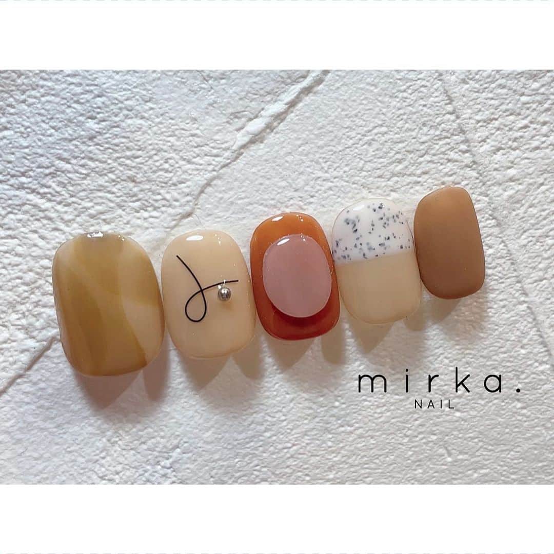 mirka. NAIL(ミルカネイル)のインスタグラム：「⁡ ⁡ new !! ⁡ ⁡ ⁡ #mirkanailsample ………………………………………………………… ⁡ ご予約、お問い合わせは LINE ID⇒ @mirka.nail (@含む)まで。 ⁡ ご新規様はハイライトの「ご案内」と「ご予約方法」を必ずお読みいただいてからご予約くださいますようお願いいたします。 空き状況や詳細はLINEの投稿からご確認ください。 ⁡ ⁡ ⁡ ⁡ #mirkanail#nails#nail#nailart#naildesign #ショートネイル#ネイルアート#ネイルデザイン#ネイル#大人ネイル#シンプルネイル#オフィスネイル#ニュアンスネイル#ナチュラルネイル#カジュアルネイル#ショートネイルデザイン#美甲#夏ネイル#秋ネイル#秋ネイル2023 #プライベートサロン#プライベートネイルサロン#東京ネイルサロン#東京ネイル#江東区ネイルサロン#森下#清澄白河 ⁡」