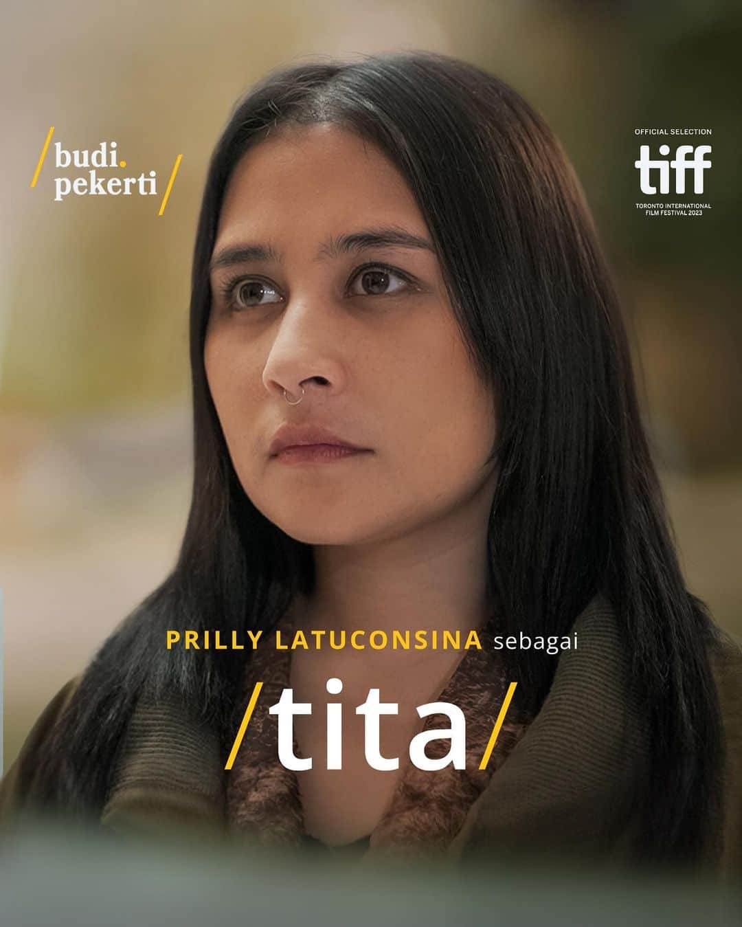 Prilly Latuconsinaのインスタグラム：「TITA!  Gadis jawa, anak band, terlihat sangat cuek dan datar padahal dia menyimpan kepedihan untuk dirinya sendiri.  pertama kali menerima tawaran untuk memerankan karakter Tita, Aku sungguh deg-degan. Banyak pertanyaan di dalam diriku seperti "Apa aku bisa memerankan karakter yang tidak pernah terbayangkan sebelumnya? dan bisa melakukan segala tantangan yang ka Wregas kasih?"  Pertanyaan tersebut terjawab saat aku menjalani proses reading.  reading selama 3 bulan, belajar bahasa jawa dan mengenali tubuh sendiri. Disitu aku yakin bisa memerankan karakter Tita!   Terima Kasih ka Wregas untuk kesempatan dan kepercayaan untuk aku berlayar bersamamu.  ------------- BUDI PEKERTI  Sinopsis Prani adalah seorang guru BK yang video perselisihannya dengan pengunjung pasar menjadi viral di media sosial. Akibat tindakannya yang dinilai tidak mencerminkan pribadi seorang guru, ia dan keluarganya @angga @prillylatuconsina96 @dwisasono mendapat perundungan, dicari-cari kesalahan lainnya hingga terancam kehilangan pekerjaan.  Ditulis dan disutradarai oleh @wregas_bhanuteja  Diperankan oleh Sha Ine Febriyanti @inefebriyanti , Angga Yunanda @angga, Prilly Latuconsina @prillylatuconsina96 , Dwi Sasono @dwisasono, Omara Esteghlal @omara.esteghlal , dan Ari Lesmana @ari_lesmana  Produksi @rekatastudio @kaningapictures @kgmediaid  @momofilmco @masihbelajarproject   Segera tayang 2023. #BudiPekerti #FilmBudiPekerti」