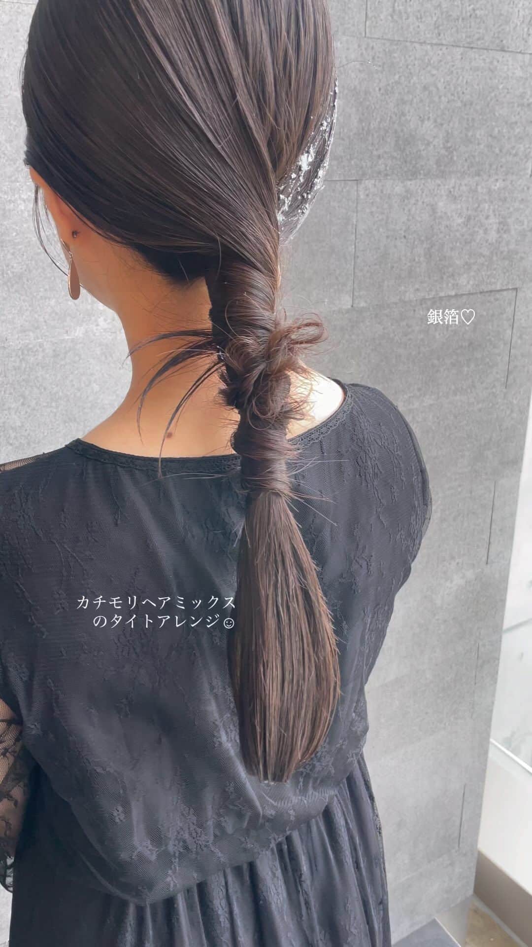 YUMIKOのインスタグラム：「銀箔×カチモリ×もみあげちょろり  タイトでオールバックなお洒落アレンジでした☺︎  #結婚式ヘアアレンジ#札幌美容室#札幌美容師#sknow#ヘアアレンジ#お呼ばれヘア#결혼식#헤어#前髪パーマ#좋아요#卒業式ヘア#홋카이도#カチモリヘア」