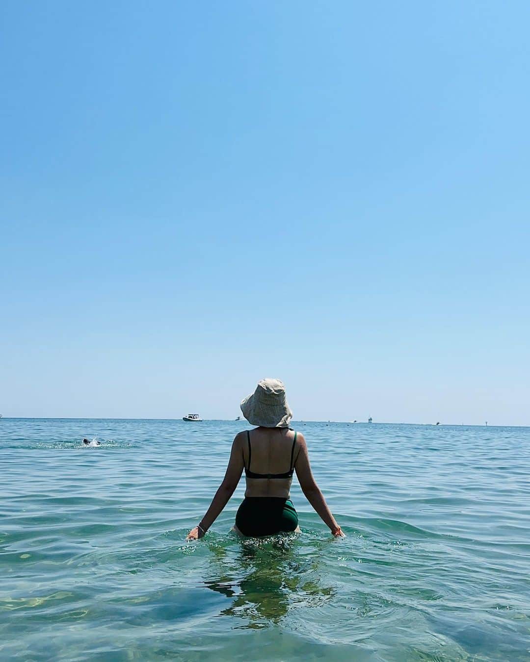 オム・ジウォンさんのインスタグラム写真 - (オム・ジウォンInstagram)「Mom and I in Crotone.  크로토네에서의 하루.  #crotone #beach #girlstrip #familytrip #italy🇮🇹」8月20日 17時17分 - umjeewon