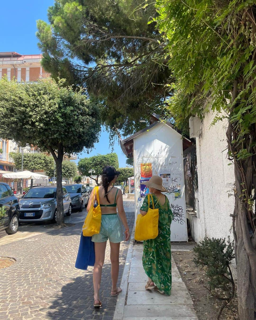 オム・ジウォンのインスタグラム：「Mom and I in Crotone.  크로토네에서의 하루.  #crotone #beach #girlstrip #familytrip #italy🇮🇹」