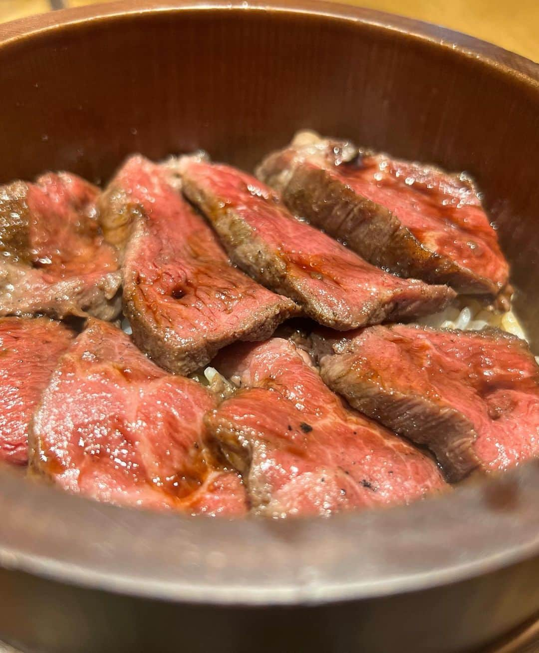 高崎モモコ さんのインスタグラム写真 - (高崎モモコ Instagram)「肉づくしランチ🥩🤍 . . みんな一回は見たことあるはず！ #泉の広場 に　ど真ん中にある #コマツバラファーム ✨ @u_komatsubara  . . ランチもやってるとのことで 妹と妹彼氏と3人で行ってきました(いつもこのメンバー笑) . . オーナーおすすめの ☑︎和牛肉まぶし ☑︎タン&ハラミステーキ ☑︎肉寿司御膳 を注文して3人でシェア❤︎ . . こんな本格的なお肉ランチがあるなんて知らなかったからテンションあがった〜🥹🤍 . しかもお味噌汁とご飯おかわり自由というのがまた最高✌🏻 . . ディナーも美味しそうやったからまた今度行く予定🥺!!誰か一緒に行きませんか？🥹✨ . . . #コマツバラファーム#オペレーションファクトリー#梅田肉寿司#梅田肉バル#肉バル#肉寿司#お肉ランチ#梅田ランチ#梅田カフェ#梅田ディナー#東梅田グルメ#東梅田ディナー#東梅田ランチ#梅田グルメ#梅田居酒屋#東梅田居酒屋#肉まぶし#ビジョメシ」8月20日 17時17分 - momoko_takasaki