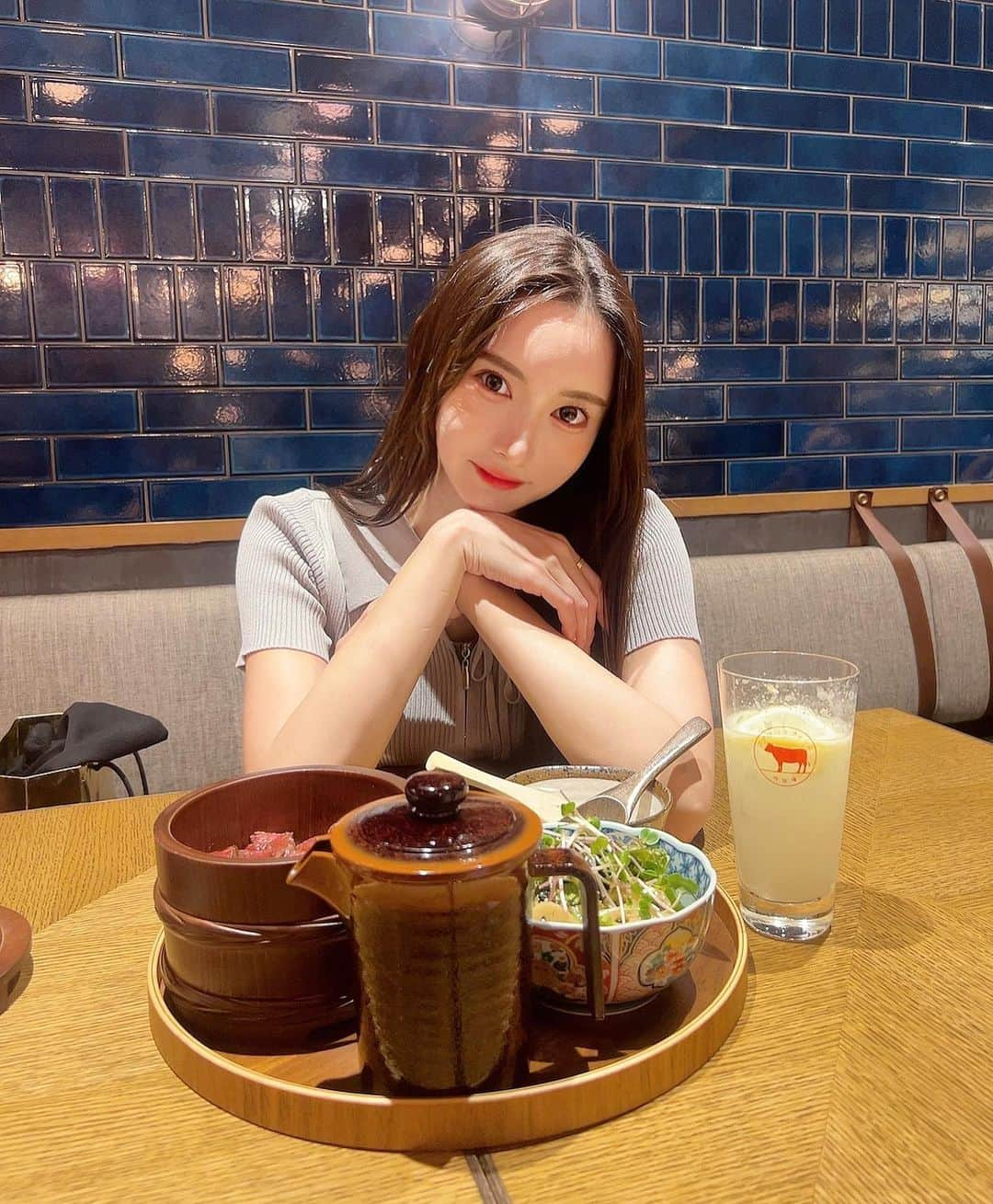 高崎モモコ さんのインスタグラム写真 - (高崎モモコ Instagram)「肉づくしランチ🥩🤍 . . みんな一回は見たことあるはず！ #泉の広場 に　ど真ん中にある #コマツバラファーム ✨ @u_komatsubara  . . ランチもやってるとのことで 妹と妹彼氏と3人で行ってきました(いつもこのメンバー笑) . . オーナーおすすめの ☑︎和牛肉まぶし ☑︎タン&ハラミステーキ ☑︎肉寿司御膳 を注文して3人でシェア❤︎ . . こんな本格的なお肉ランチがあるなんて知らなかったからテンションあがった〜🥹🤍 . しかもお味噌汁とご飯おかわり自由というのがまた最高✌🏻 . . ディナーも美味しそうやったからまた今度行く予定🥺!!誰か一緒に行きませんか？🥹✨ . . . #コマツバラファーム#オペレーションファクトリー#梅田肉寿司#梅田肉バル#肉バル#肉寿司#お肉ランチ#梅田ランチ#梅田カフェ#梅田ディナー#東梅田グルメ#東梅田ディナー#東梅田ランチ#梅田グルメ#梅田居酒屋#東梅田居酒屋#肉まぶし#ビジョメシ」8月20日 17時17分 - momoko_takasaki