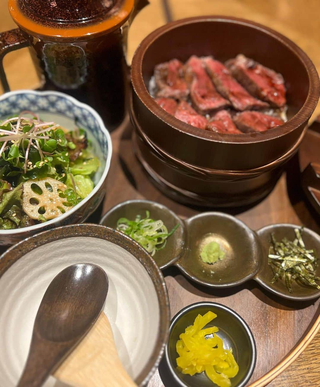 高崎モモコ さんのインスタグラム写真 - (高崎モモコ Instagram)「肉づくしランチ🥩🤍 . . みんな一回は見たことあるはず！ #泉の広場 に　ど真ん中にある #コマツバラファーム ✨ @u_komatsubara  . . ランチもやってるとのことで 妹と妹彼氏と3人で行ってきました(いつもこのメンバー笑) . . オーナーおすすめの ☑︎和牛肉まぶし ☑︎タン&ハラミステーキ ☑︎肉寿司御膳 を注文して3人でシェア❤︎ . . こんな本格的なお肉ランチがあるなんて知らなかったからテンションあがった〜🥹🤍 . しかもお味噌汁とご飯おかわり自由というのがまた最高✌🏻 . . ディナーも美味しそうやったからまた今度行く予定🥺!!誰か一緒に行きませんか？🥹✨ . . . #コマツバラファーム#オペレーションファクトリー#梅田肉寿司#梅田肉バル#肉バル#肉寿司#お肉ランチ#梅田ランチ#梅田カフェ#梅田ディナー#東梅田グルメ#東梅田ディナー#東梅田ランチ#梅田グルメ#梅田居酒屋#東梅田居酒屋#肉まぶし#ビジョメシ」8月20日 17時17分 - momoko_takasaki