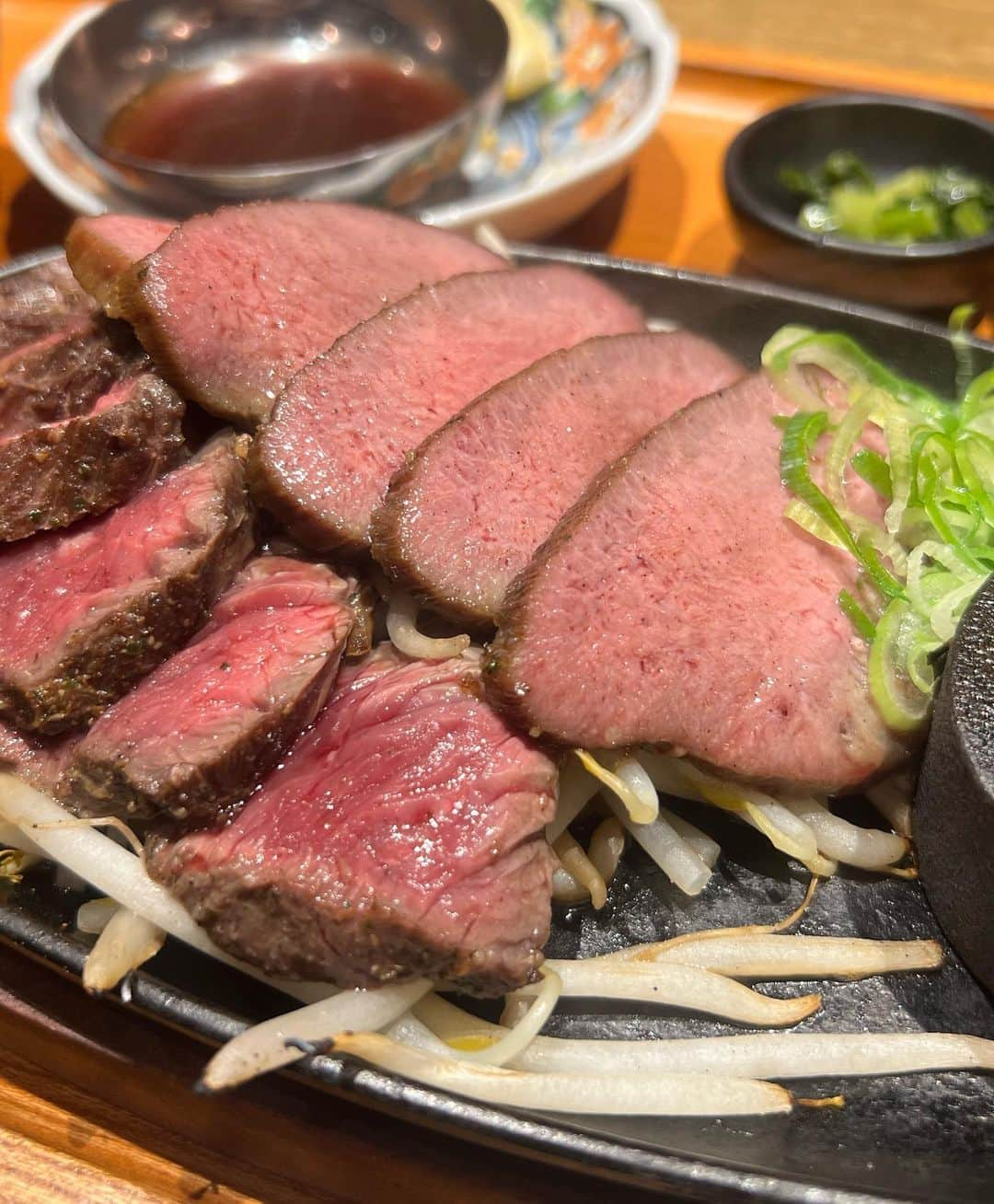 高崎モモコ さんのインスタグラム写真 - (高崎モモコ Instagram)「肉づくしランチ🥩🤍 . . みんな一回は見たことあるはず！ #泉の広場 に　ど真ん中にある #コマツバラファーム ✨ @u_komatsubara  . . ランチもやってるとのことで 妹と妹彼氏と3人で行ってきました(いつもこのメンバー笑) . . オーナーおすすめの ☑︎和牛肉まぶし ☑︎タン&ハラミステーキ ☑︎肉寿司御膳 を注文して3人でシェア❤︎ . . こんな本格的なお肉ランチがあるなんて知らなかったからテンションあがった〜🥹🤍 . しかもお味噌汁とご飯おかわり自由というのがまた最高✌🏻 . . ディナーも美味しそうやったからまた今度行く予定🥺!!誰か一緒に行きませんか？🥹✨ . . . #コマツバラファーム#オペレーションファクトリー#梅田肉寿司#梅田肉バル#肉バル#肉寿司#お肉ランチ#梅田ランチ#梅田カフェ#梅田ディナー#東梅田グルメ#東梅田ディナー#東梅田ランチ#梅田グルメ#梅田居酒屋#東梅田居酒屋#肉まぶし#ビジョメシ」8月20日 17時17分 - momoko_takasaki