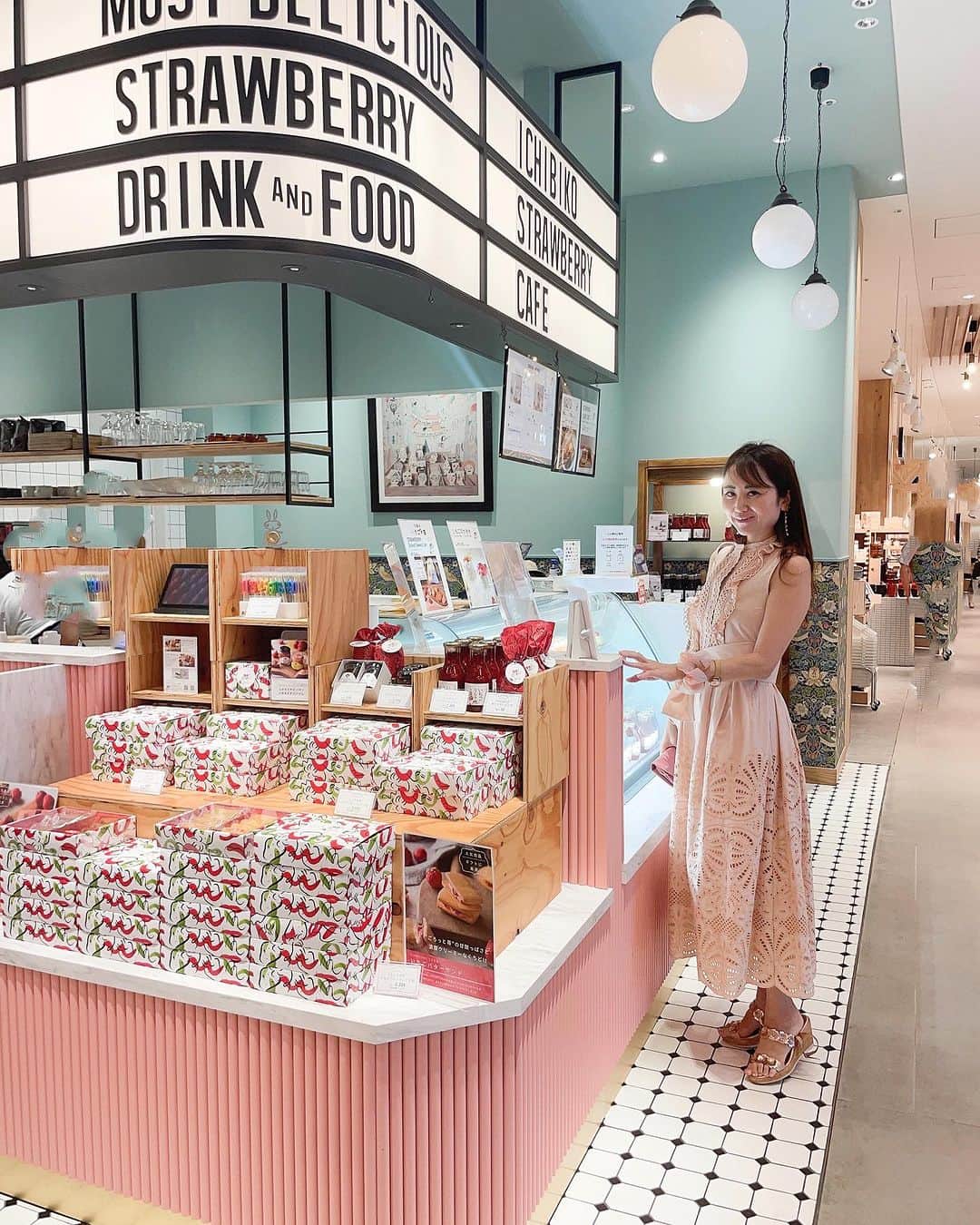 Miku Hirata 平田未来さんのインスタグラム写真 - (Miku Hirata 平田未来Instagram)「夏の終わり🏖️ いつ行っても可愛い #いちびこ 🍓  お持ち帰りスイーツや イートインも可愛いケーキなどがあります🍓  #ichibiko のレモネードと🍋 コーヒーに☕️  ウィリアムモリスの 壁紙も可愛い🦚  都心の良さを凝縮させて ギュッと詰まった街🌇  博物館や施設がすごいし お店のチョイス🏬 子供のための施設などなど…  進化する海老名から目が離せません👀  🍓 こちらは海老名店です  📍ICHIBIKO海老名店 〒243-0438 神奈川県海老名市めぐみ町3番1号 ViNA GARDENS PERCH3F アクセス：小田急小田原線・相鉄線・JR相模線　海老名駅徒歩1分 電話番号：046-259-6915 営業時間：10:00-21:00 席数：20席  #ichibikostrawberrycafe #strawberrycafe #いちごカフェ  #ストロベリーカフェ #レモネード🍋 #可愛いカフェ巡り #海老名カフェ #海老名レストラン #vinagardens #ビナガーデンズテラス #ヴィナガーデンテラス #めぐみ町 #夏の終わりに想うこと」8月20日 17時18分 - miku.hirata
