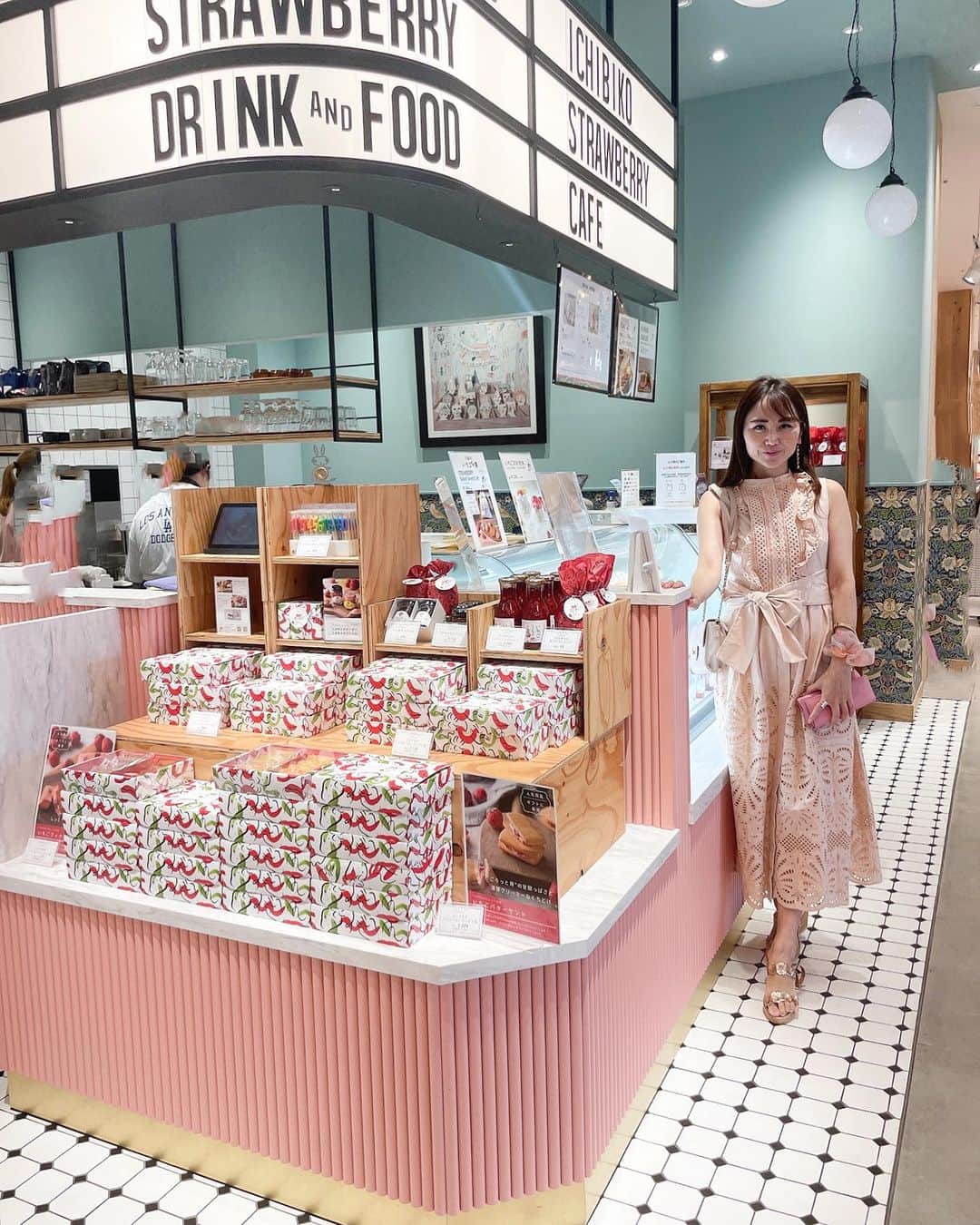 Miku Hirata 平田未来さんのインスタグラム写真 - (Miku Hirata 平田未来Instagram)「夏の終わり🏖️ いつ行っても可愛い #いちびこ 🍓  お持ち帰りスイーツや イートインも可愛いケーキなどがあります🍓  #ichibiko のレモネードと🍋 コーヒーに☕️  ウィリアムモリスの 壁紙も可愛い🦚  都心の良さを凝縮させて ギュッと詰まった街🌇  博物館や施設がすごいし お店のチョイス🏬 子供のための施設などなど…  進化する海老名から目が離せません👀  🍓 こちらは海老名店です  📍ICHIBIKO海老名店 〒243-0438 神奈川県海老名市めぐみ町3番1号 ViNA GARDENS PERCH3F アクセス：小田急小田原線・相鉄線・JR相模線　海老名駅徒歩1分 電話番号：046-259-6915 営業時間：10:00-21:00 席数：20席  #ichibikostrawberrycafe #strawberrycafe #いちごカフェ  #ストロベリーカフェ #レモネード🍋 #可愛いカフェ巡り #海老名カフェ #海老名レストラン #vinagardens #ビナガーデンズテラス #ヴィナガーデンテラス #めぐみ町 #夏の終わりに想うこと」8月20日 17時18分 - miku.hirata