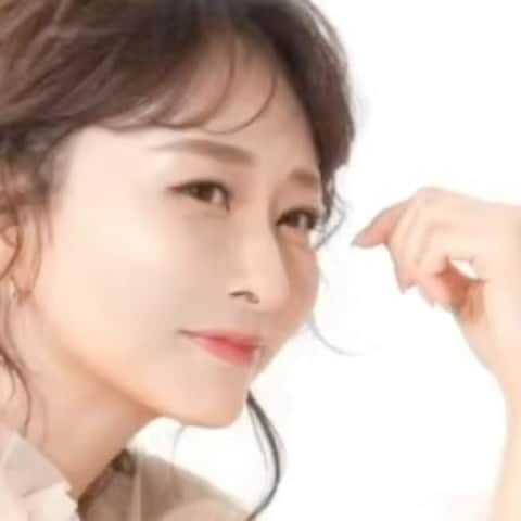 石井美保のインスタグラム：「8/22発売の @vocemagazine にて、私のメイク、名付けて桜茶メイクを特集していただきました。 白湯メイクの大人版です。アイテムや、メイクのポイント、盛り沢山で公開しています。是非チェックしてくださいね。」