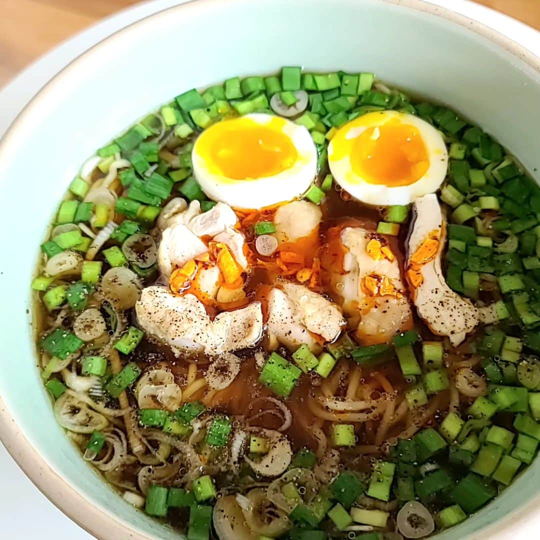 小高亮さんのインスタグラム写真 - (小高亮Instagram)「鶏チャーシューを作った流れでラーメンも。 鶏肉と昆布と日本酒と醤油とみりんで、それなりのスープになります。 仕上げにゴマ油やラー油を加えたらより本格的に。  #ラーメン」8月20日 17時10分 - odaka_p