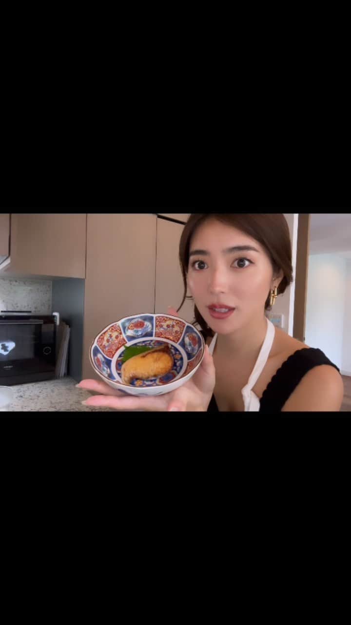 大口智恵美のインスタグラム：「普段のお料理動画を撮ったのでリールにしてみた👩‍🍳  ブリの照り焼きです。 仕上げに柚子の皮を削ると香りが良くて美味しいです🤍」